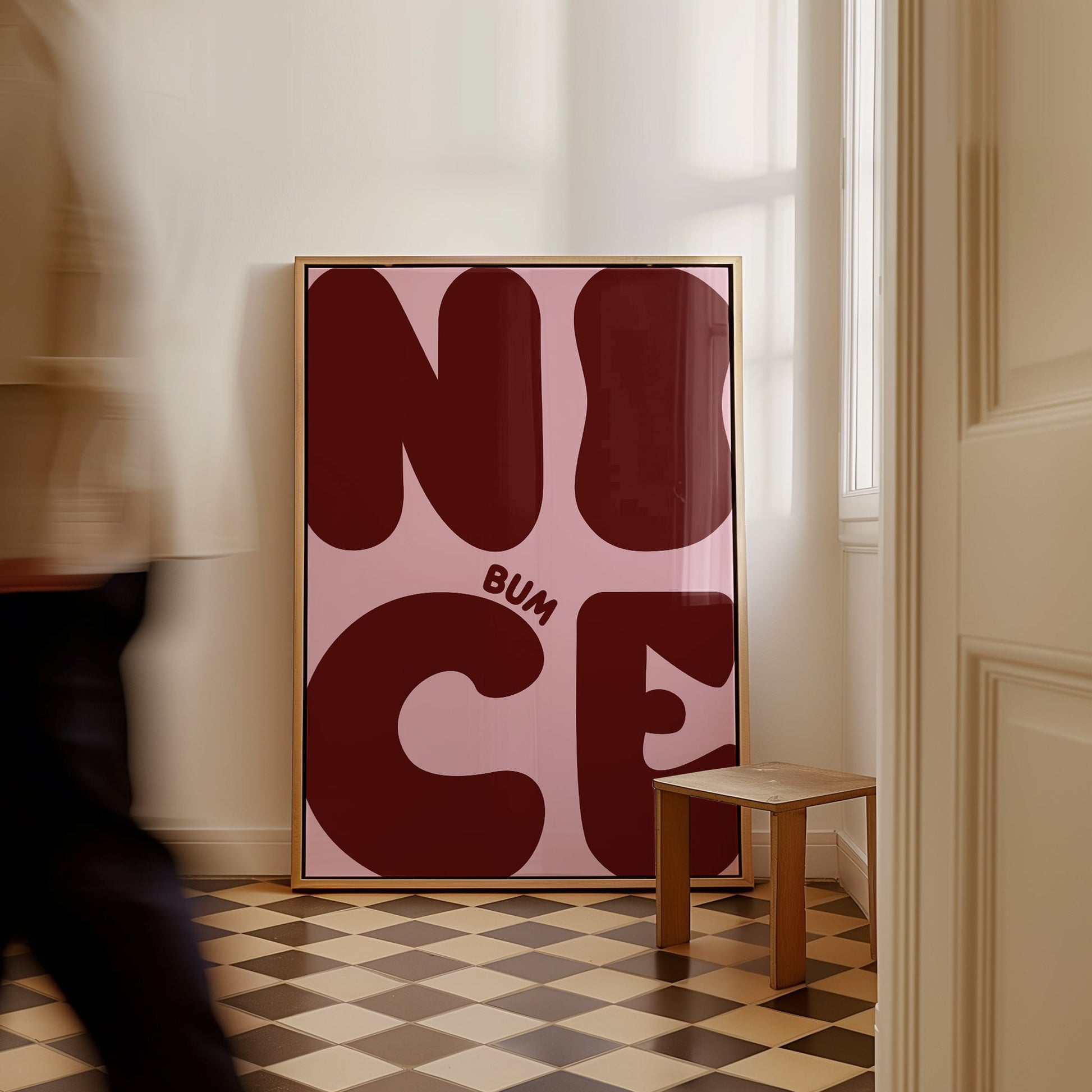 Stylisches Einrichtungsbeispiel "Nice Bum" Spruch-Poster als lustige Deko im Bad.