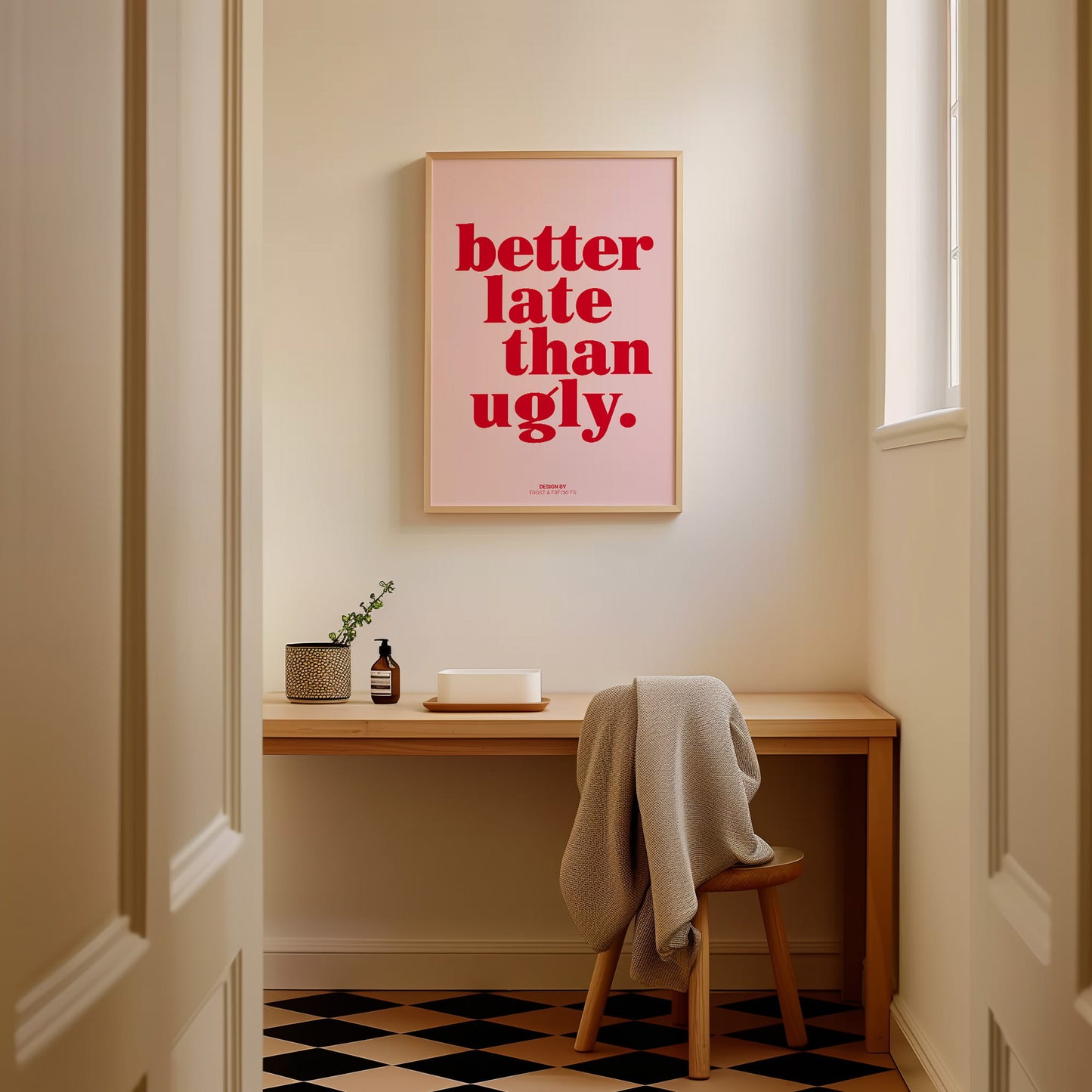 Modernes Schminktisch Poster mit englischem Spruch in Rot und Pink