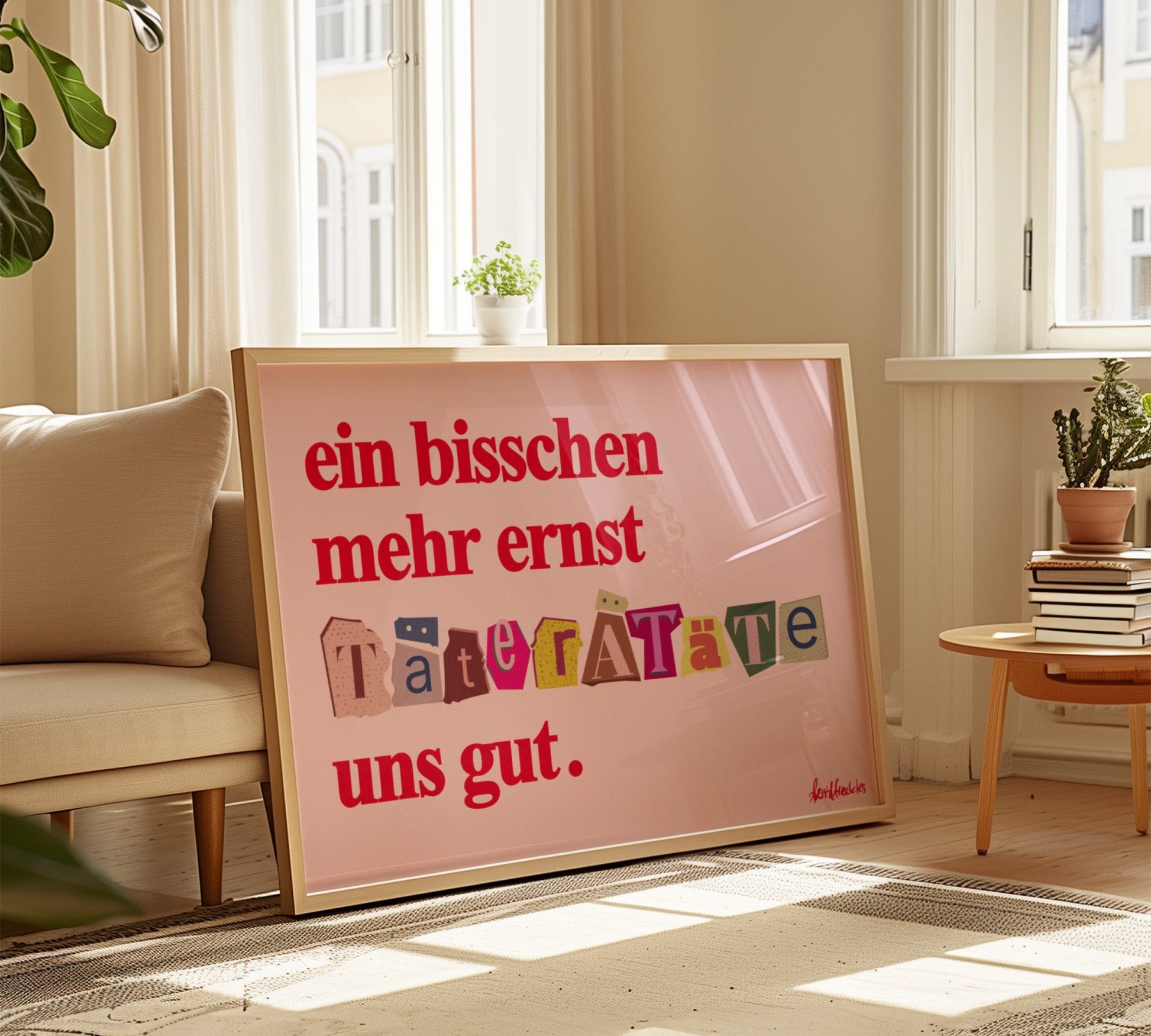 Modernes Wohnzimmerposter in Rot-Pink mit dem lustigen Spruch "Ein bisschen mehr Ernst täterätäte uns gut"
