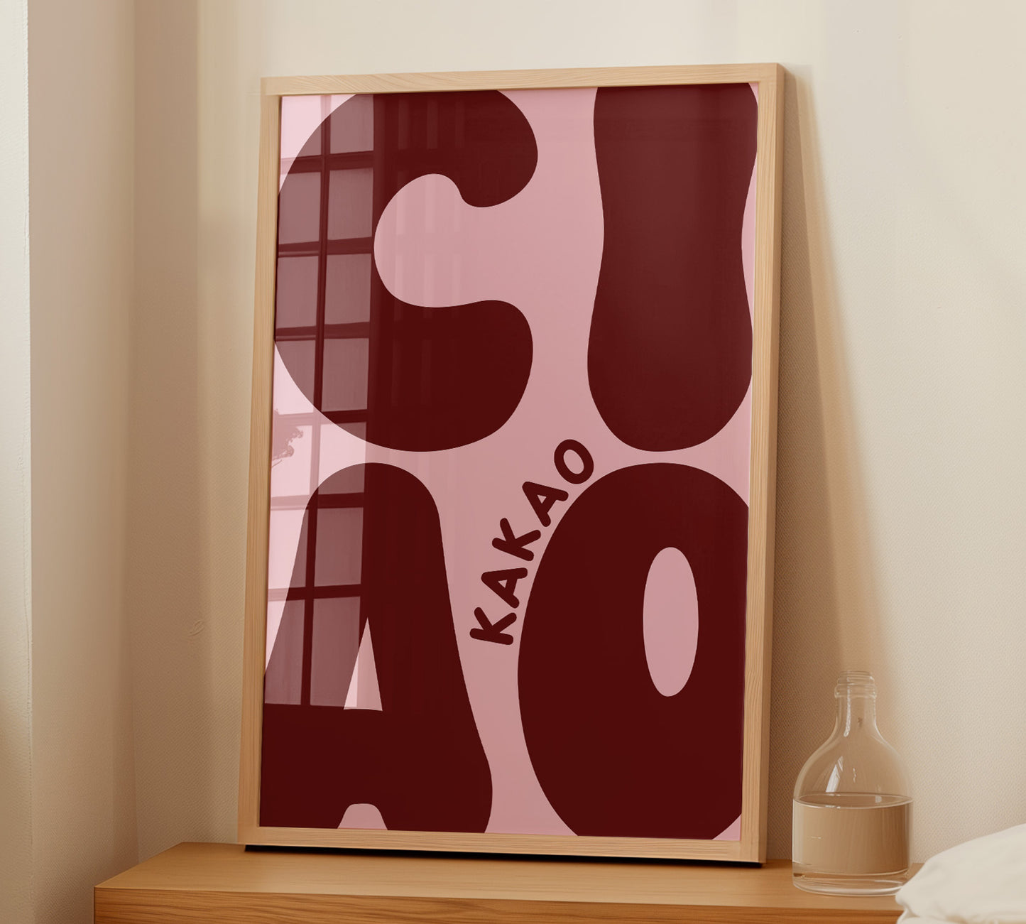 Lifestyle-Bild: Das Ciao Kakao Poster neben einer Vase auf dem Nachttisch für einen gemütlichen Aesthetic-Look.
