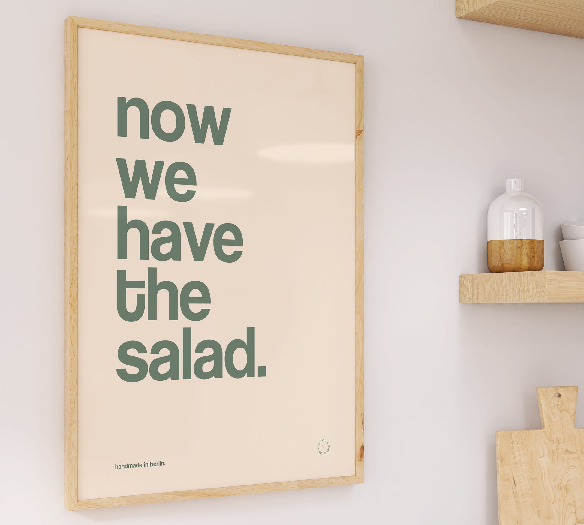 Denglisch Poster für Küche oder Essbereich mit cleanem Layout und dem Spruch "Now We Have The Salad"
