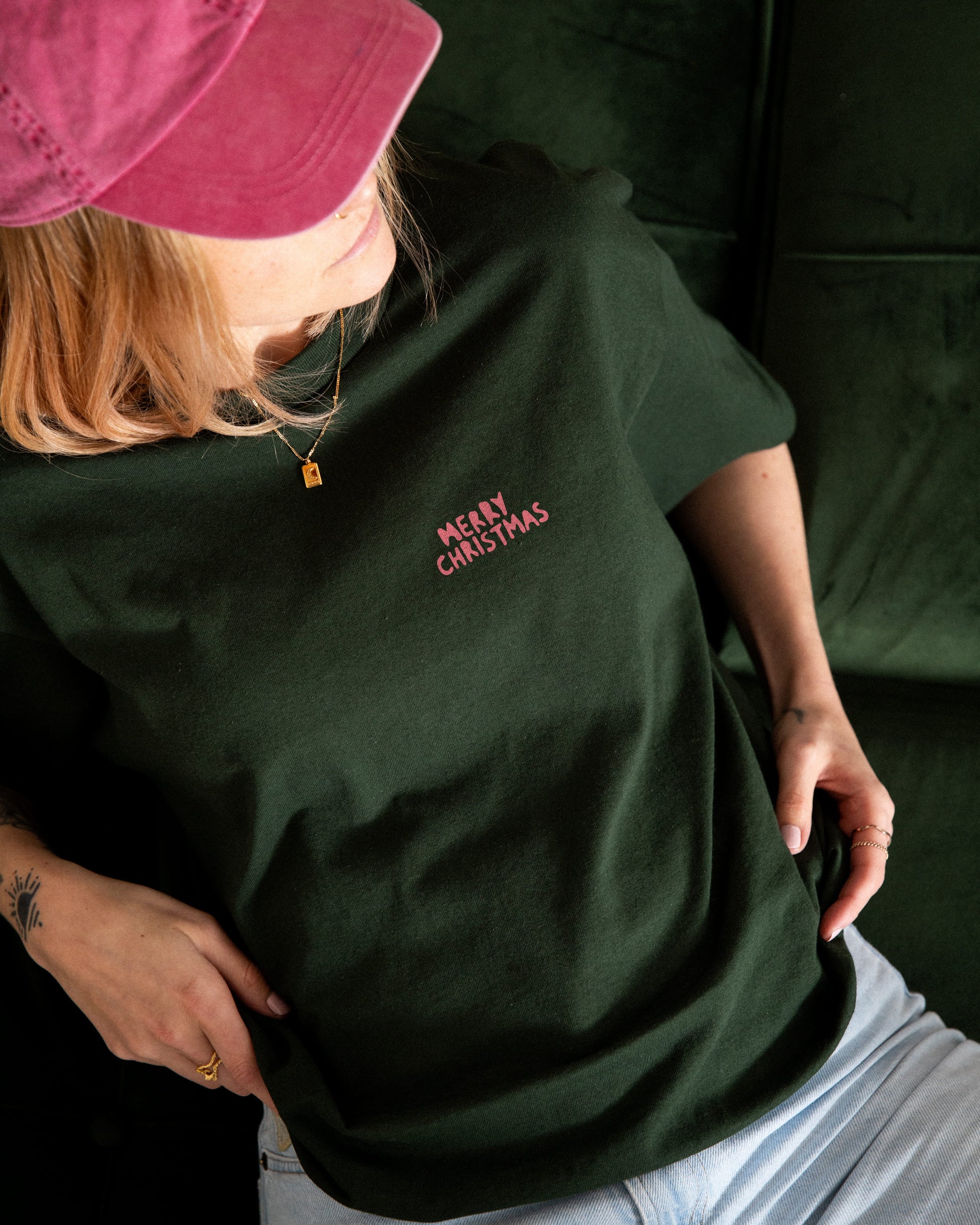 Ein grünes und pinkes Weihnachts-Shirt als originelle Geschenkidee zum Wichteln oder für Nikolaus.