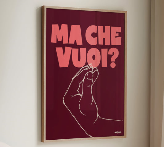 Modernes Poster der bekannten Italian Finger Purse Handgeste mit dem Schriftzug MA CHE VUOI in der Farbkombination Bordeaux-Rot und Korall-Pink.