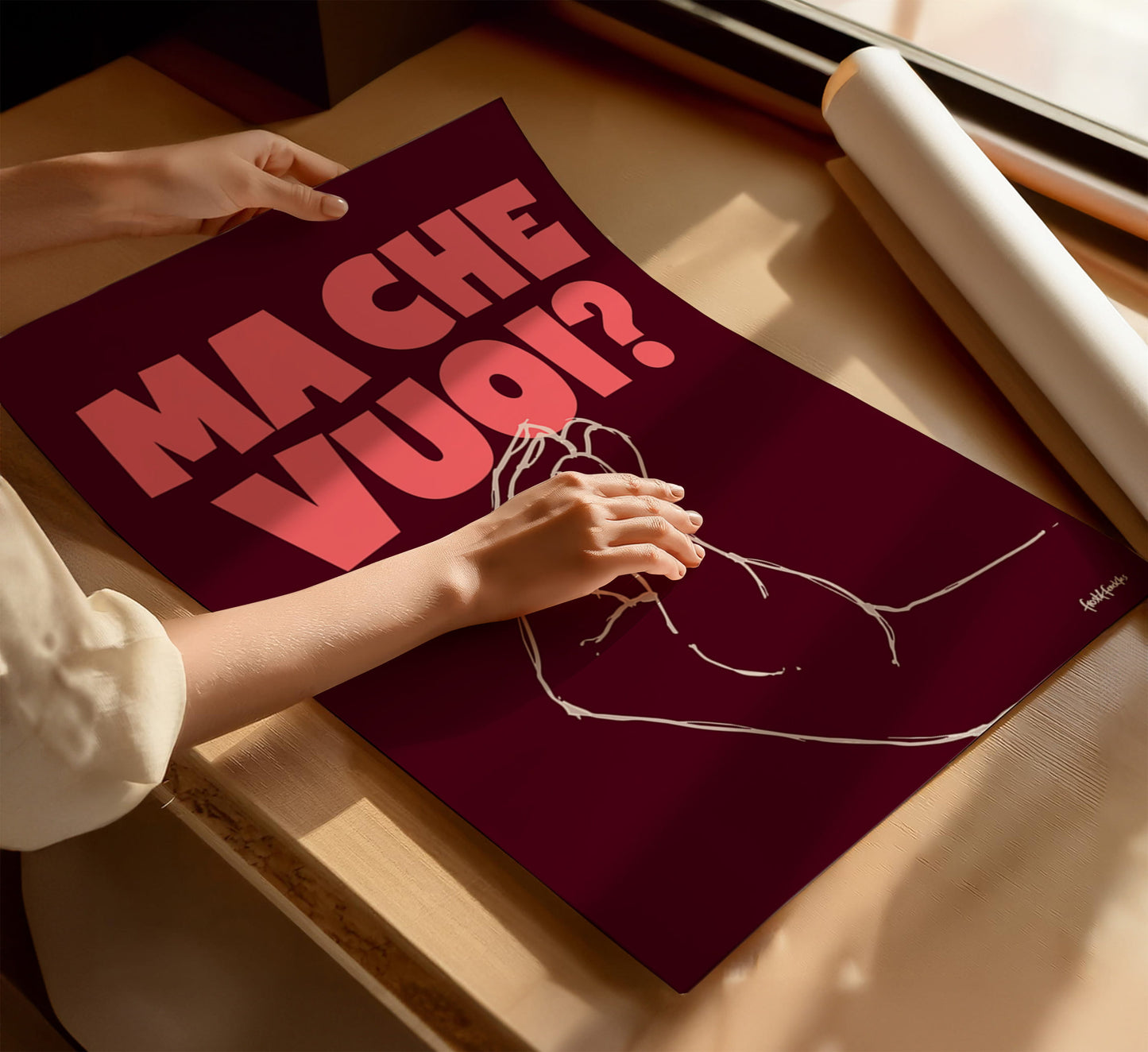 Detailansicht der Illustration und Schriftdetails auf dem Ma Che Vuoi Print in den Trendfarben Weinrot und Pink.
