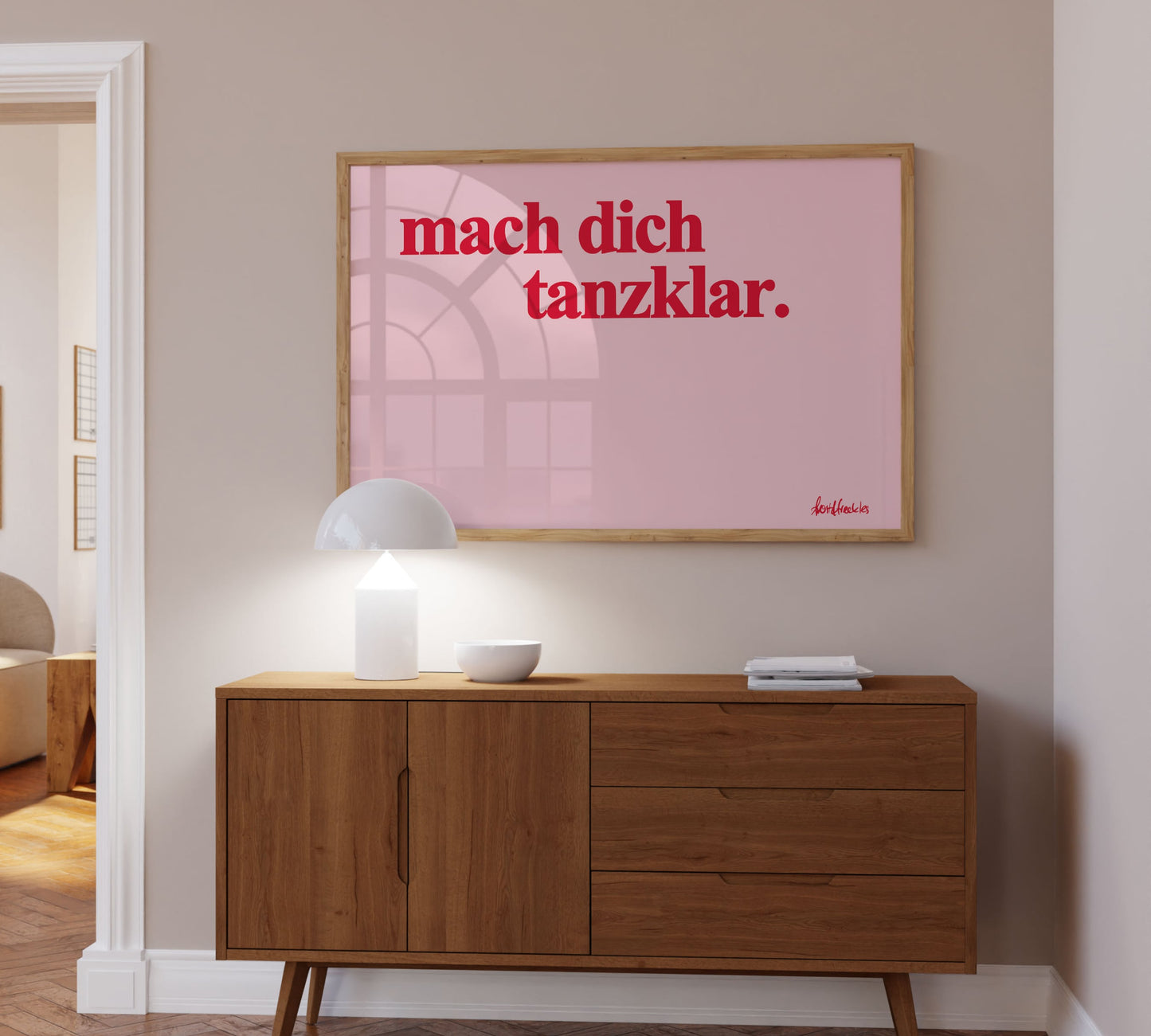 Gerahmtes Wandbild im Wohnzimmer mit moderner, minimalistischer Typografie zeigt den Spruch "mach dich tanzklar".