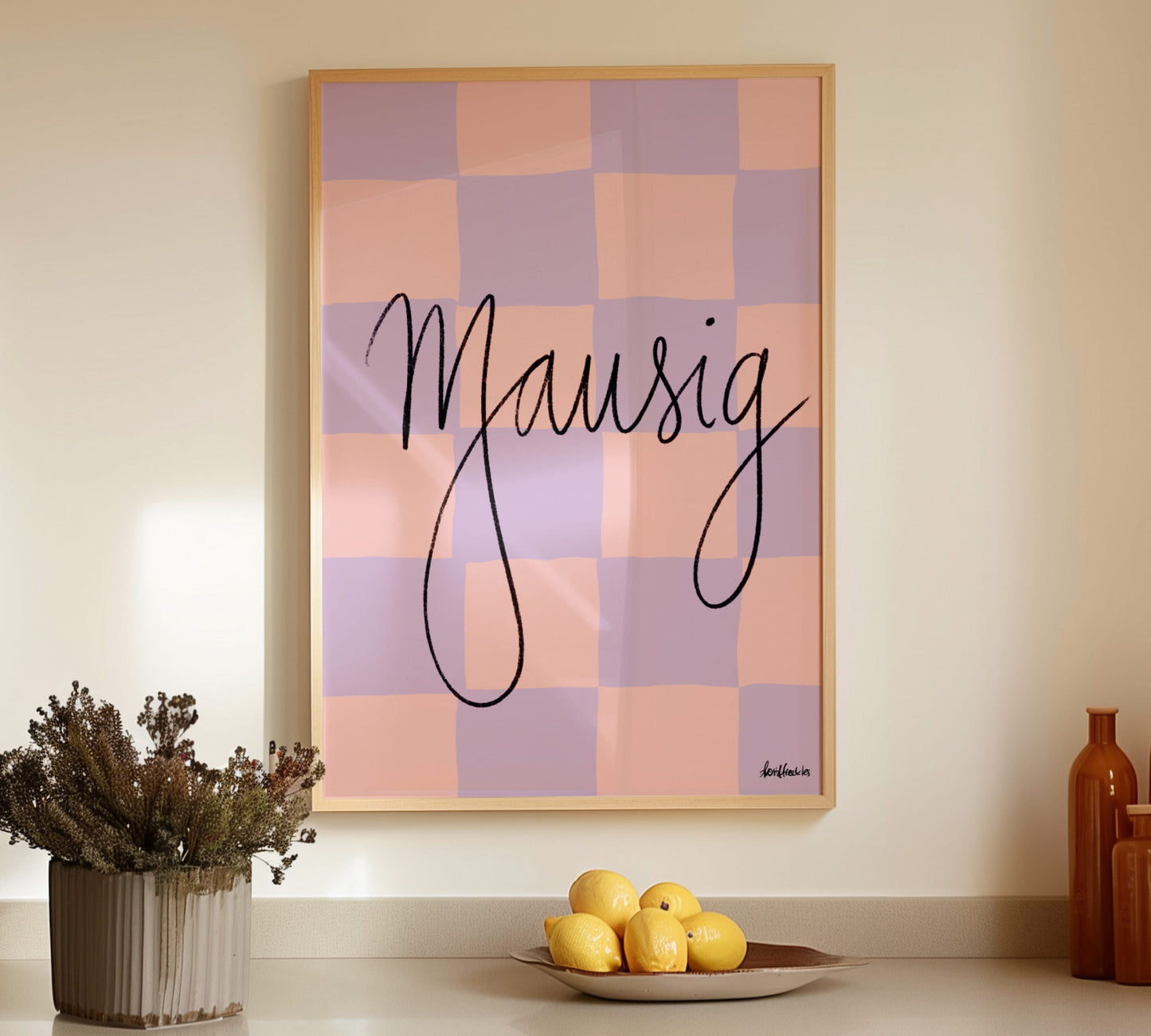 Mausig Print als kariertes Wandbild in Pastellfarben, gerahmt in moderner Küche