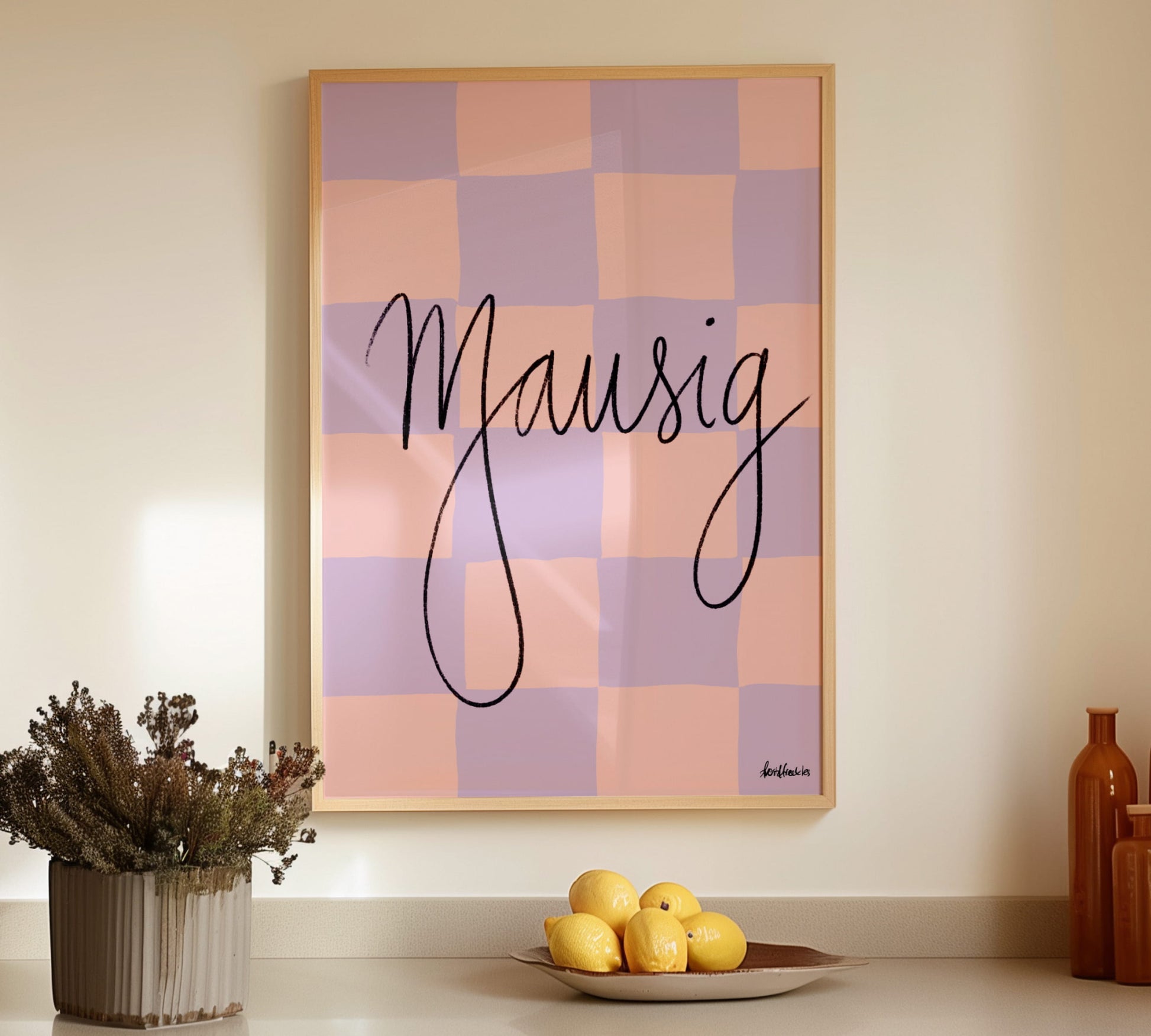 Mausig Print als kariertes Wandbild in Pastellfarben, gerahmt in moderner Küche