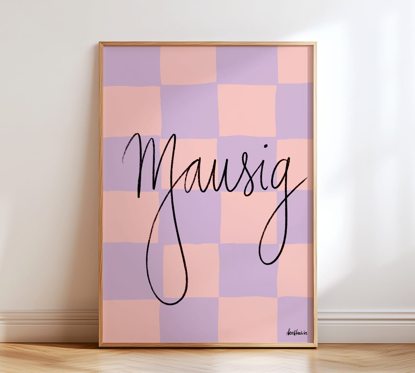 Mausig Poster in Lila / Rosa mit kariertem Hintergrund in Schreibschrift