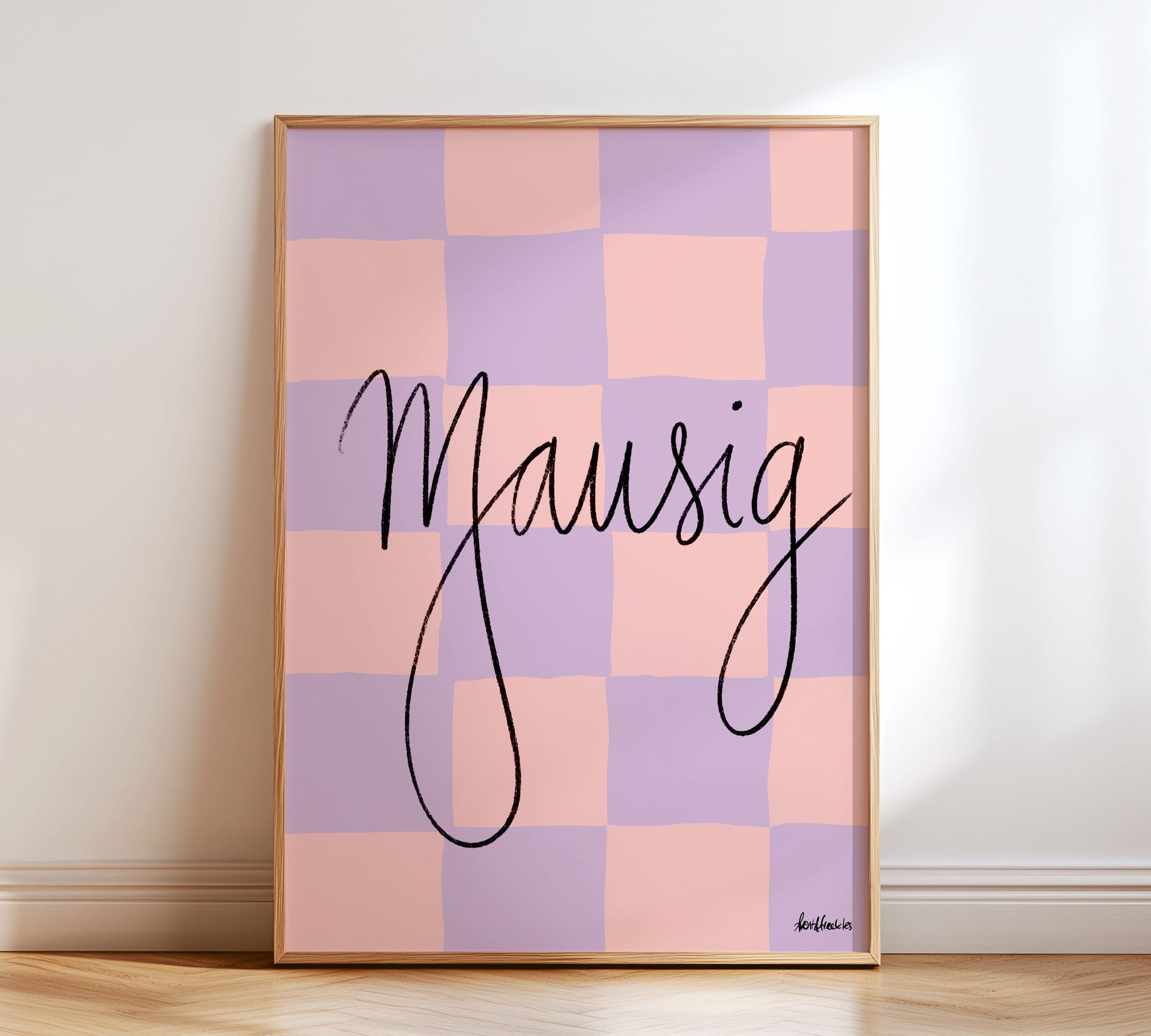 Mausig Poster in Lila / Rosa mit kariertem Hintergrund in Schreibschrift