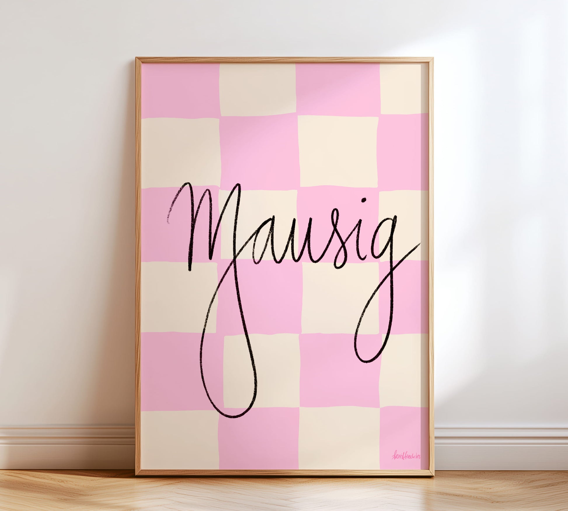 Gerahmtes Mausig Poster in Pink / Rosa mit kariertem Pastell Hintergrund