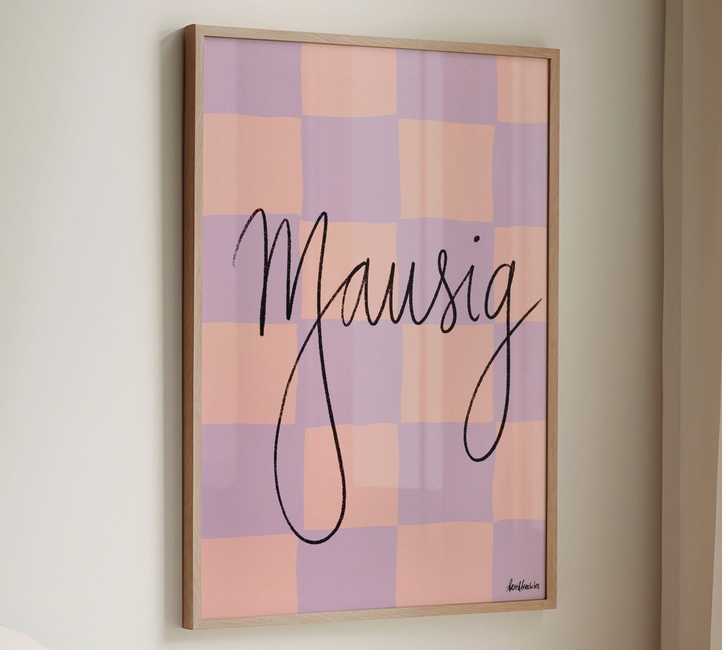 Mausig Poster in Pink und Rosa im Grid Design, gerahmt an Schlafzimmerwand