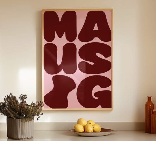 Hochkant Format Poster mit dem Wort MAUSIG in großen, roten Bubble-Letters auf rosa Hintergrund.