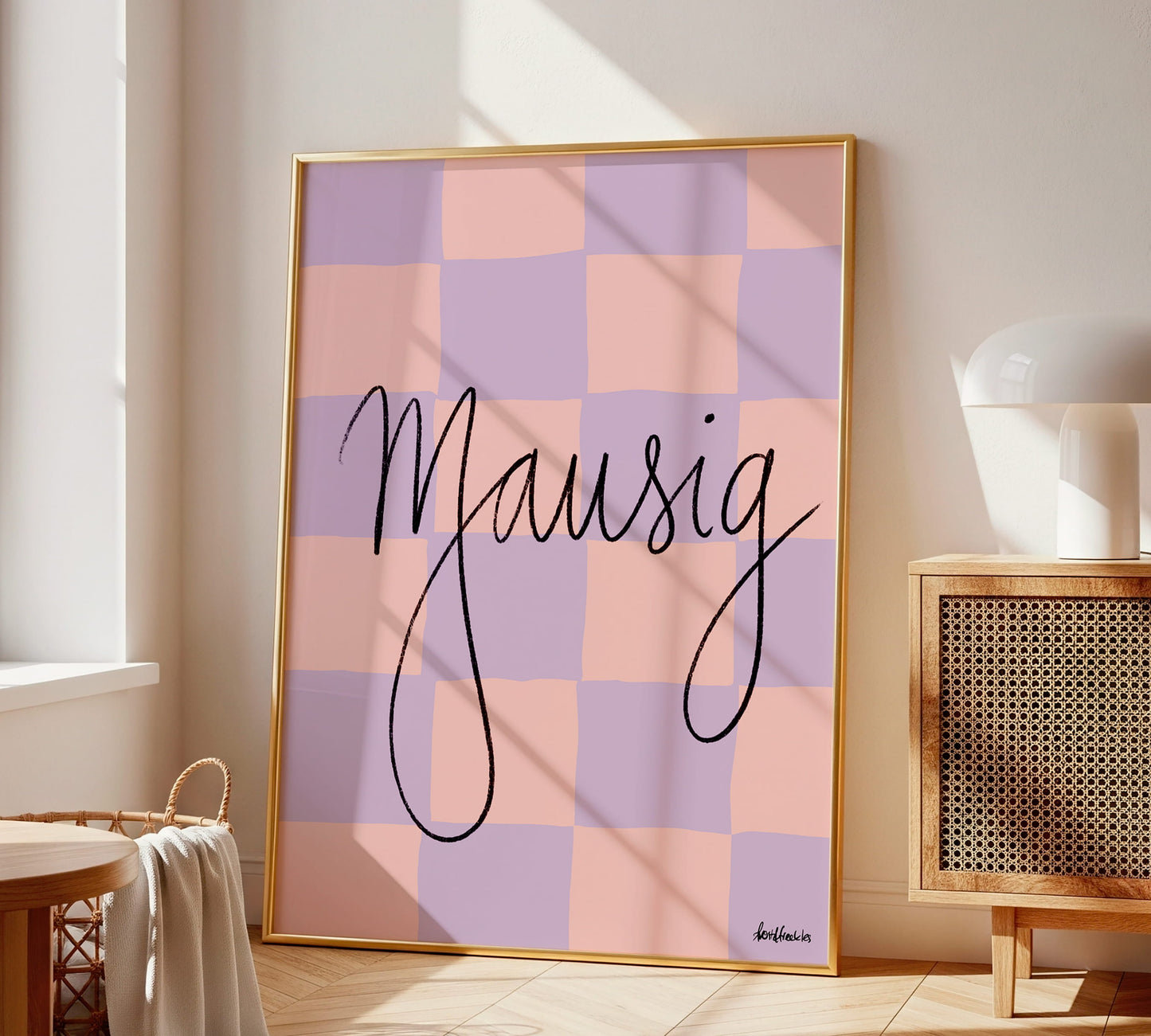 Großes Mausig Poster mit Holzrahmen in Schnörkelschrift und modernem Layout