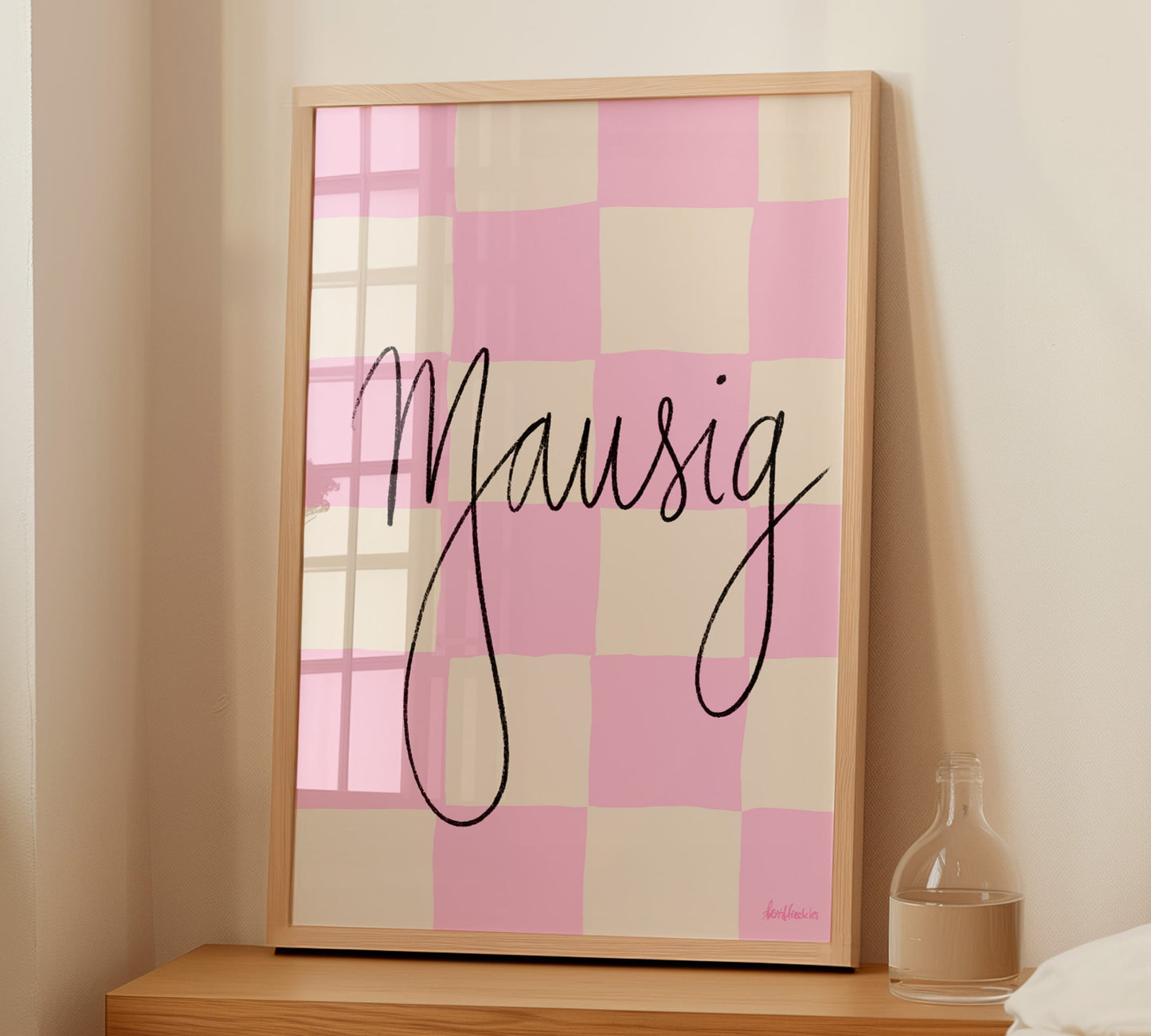 Gerahmter Mausig Print mit handgeschriebener Schrift und weichem Farblook auf Nachttisch