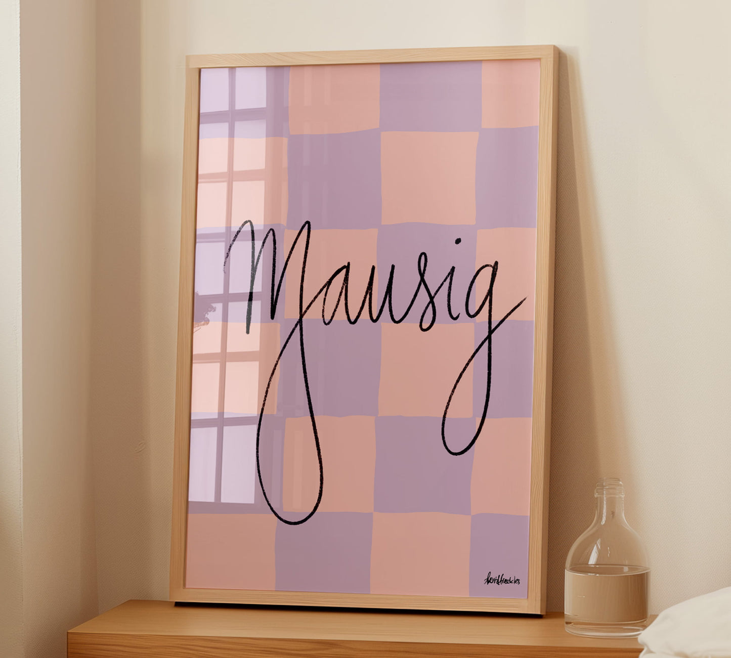 Mausig Spruchposter mit handschriftlicher Typografie in pink lila Karomuster