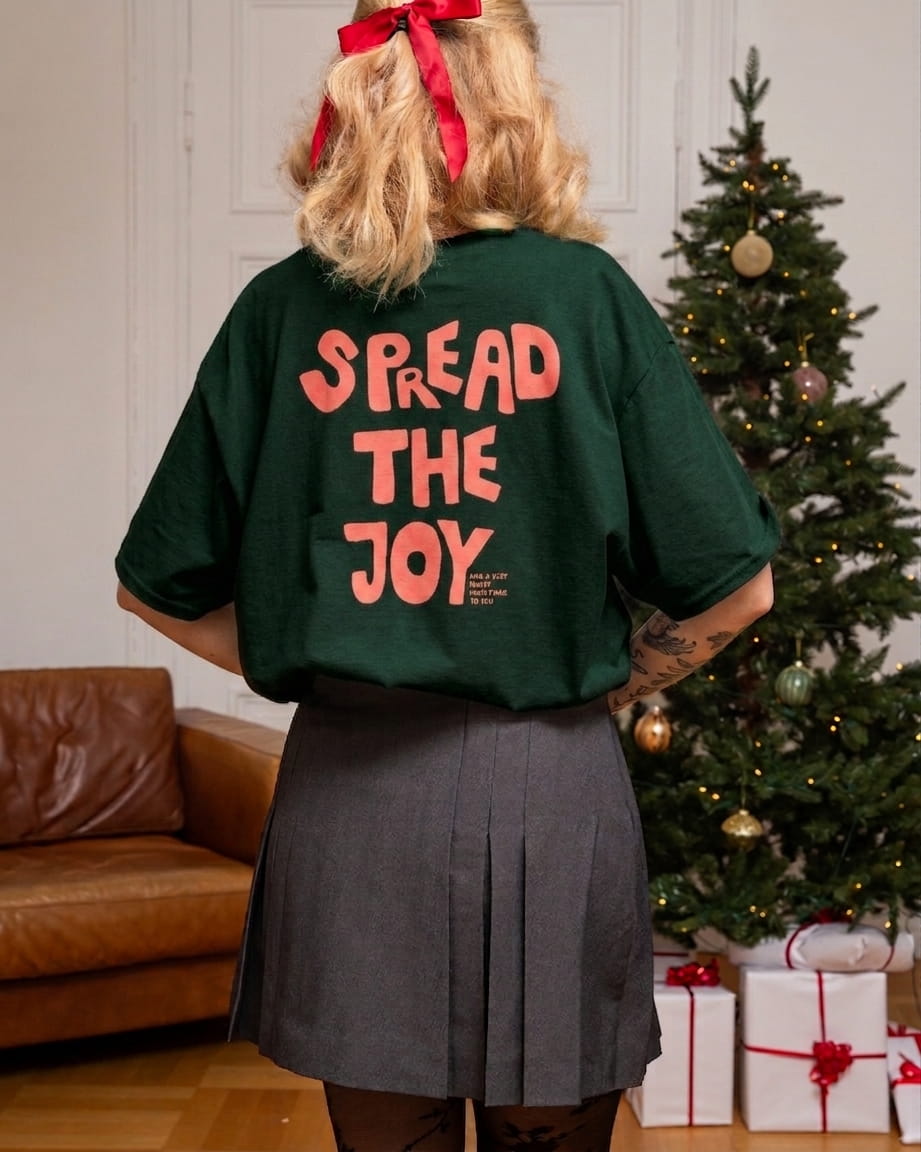 Rückansicht des tannengrünen (Forest Green) Weihnachten T-Shirts mit dem modernen Aufdruck "Spread the Joy / Merry Christmas" in Pink / Rosa.
