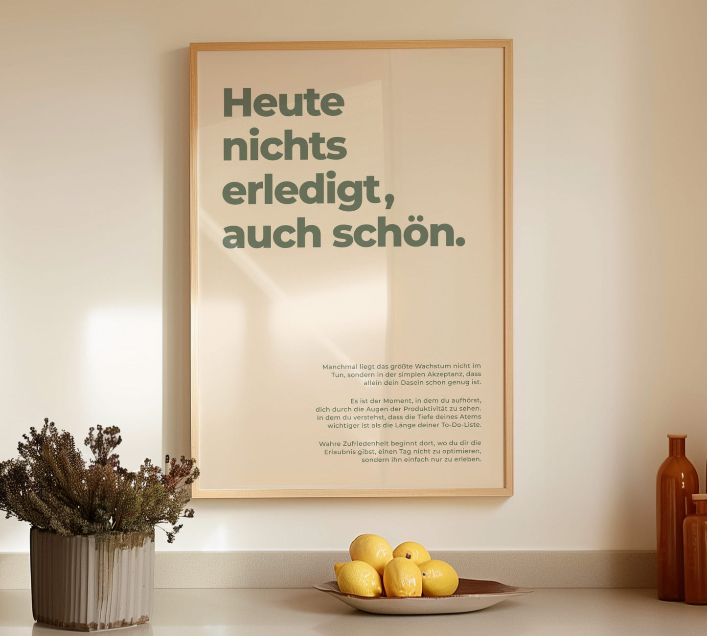 Wohninspiration mit einem lustigen Büro-Poster in beruhigenden Erdtönen für mehr Gelassenheit und Ruhe beim Arbeiten.