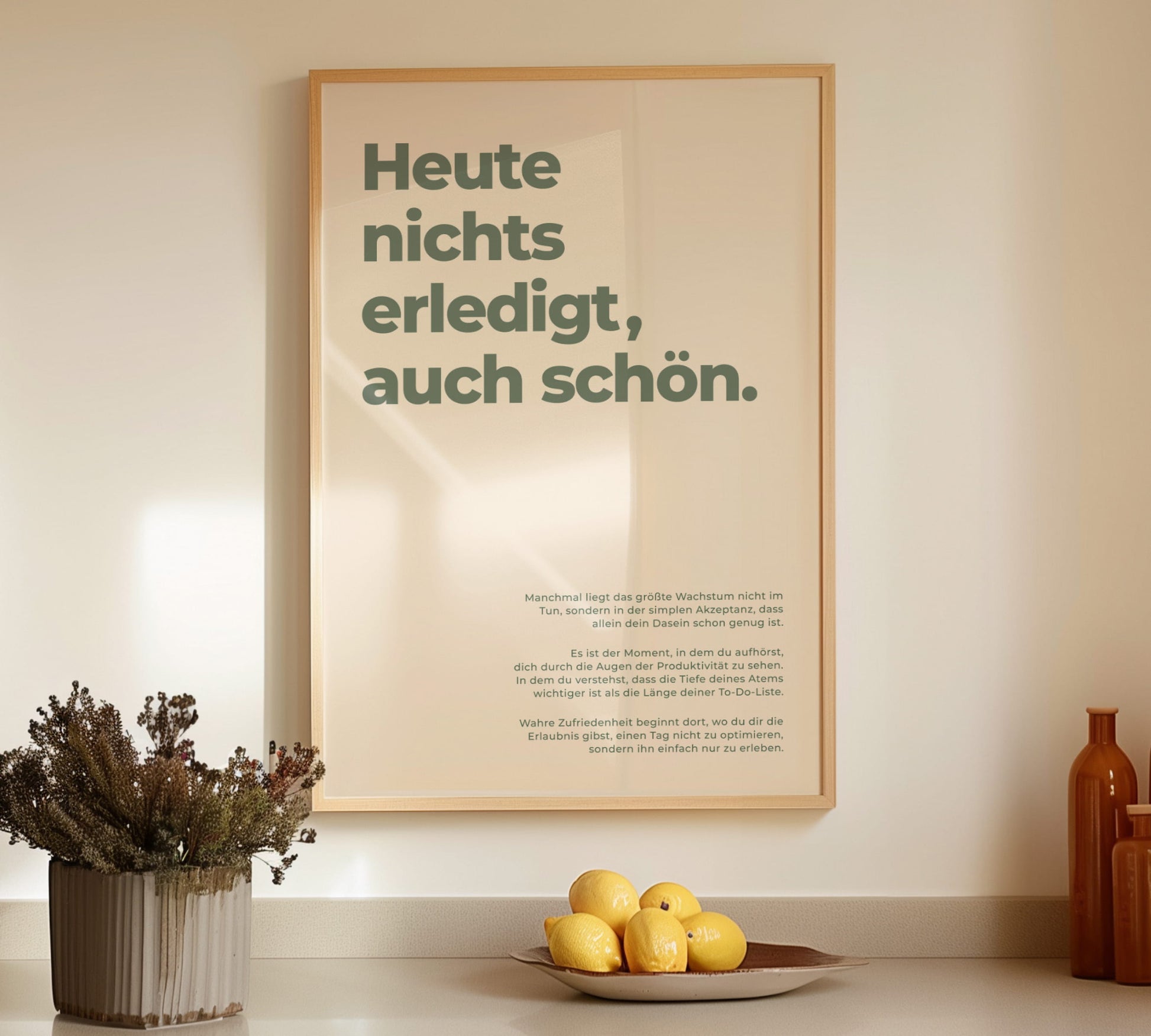 Wohninspiration mit einem lustigen Büro-Poster in beruhigenden Erdtönen für mehr Gelassenheit und Ruhe beim Arbeiten.