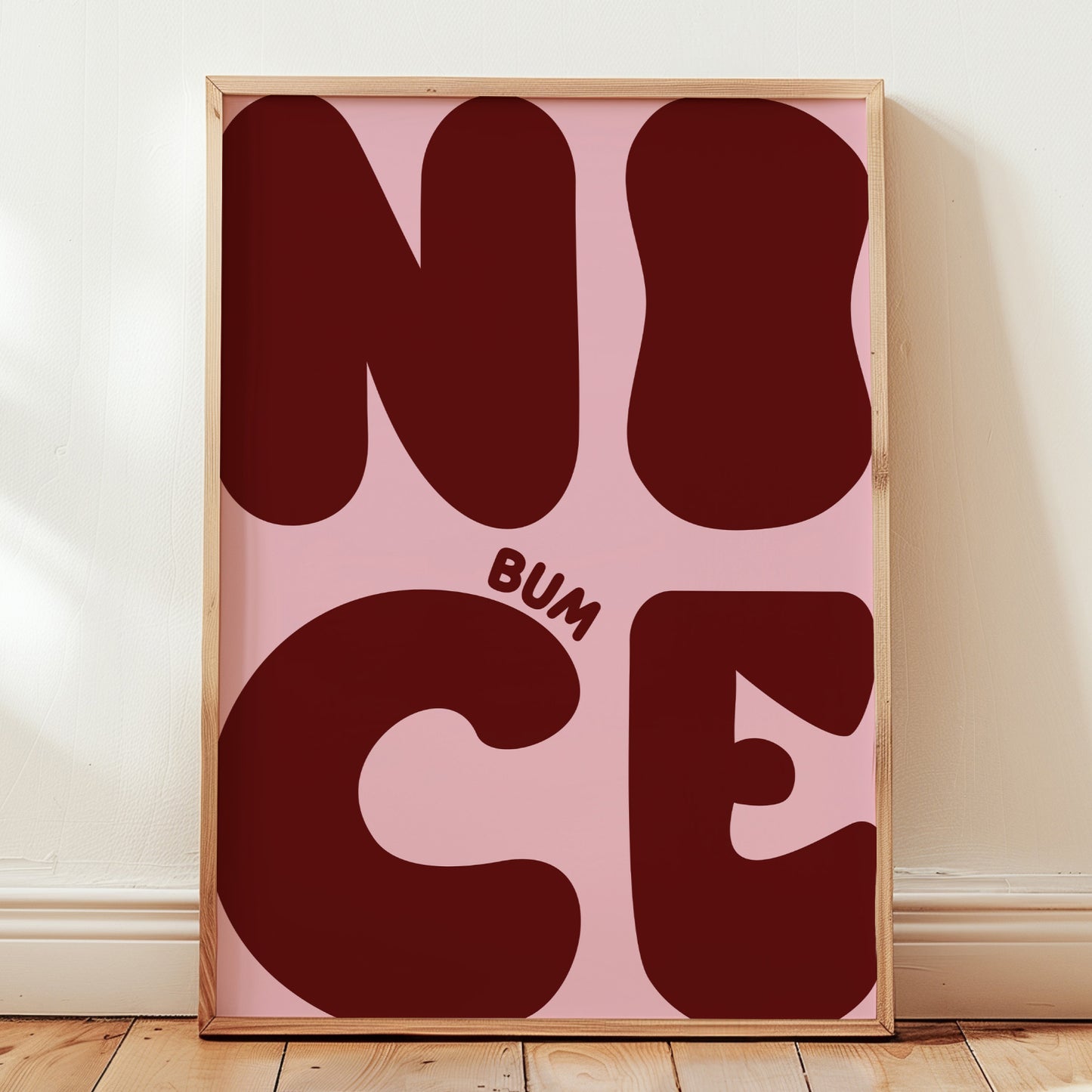 Lustiges Geschenk zum Einzug: Das "Nice Bum" Wandbild perfekt inszeniert an einer hellen Badezimmer Wand.