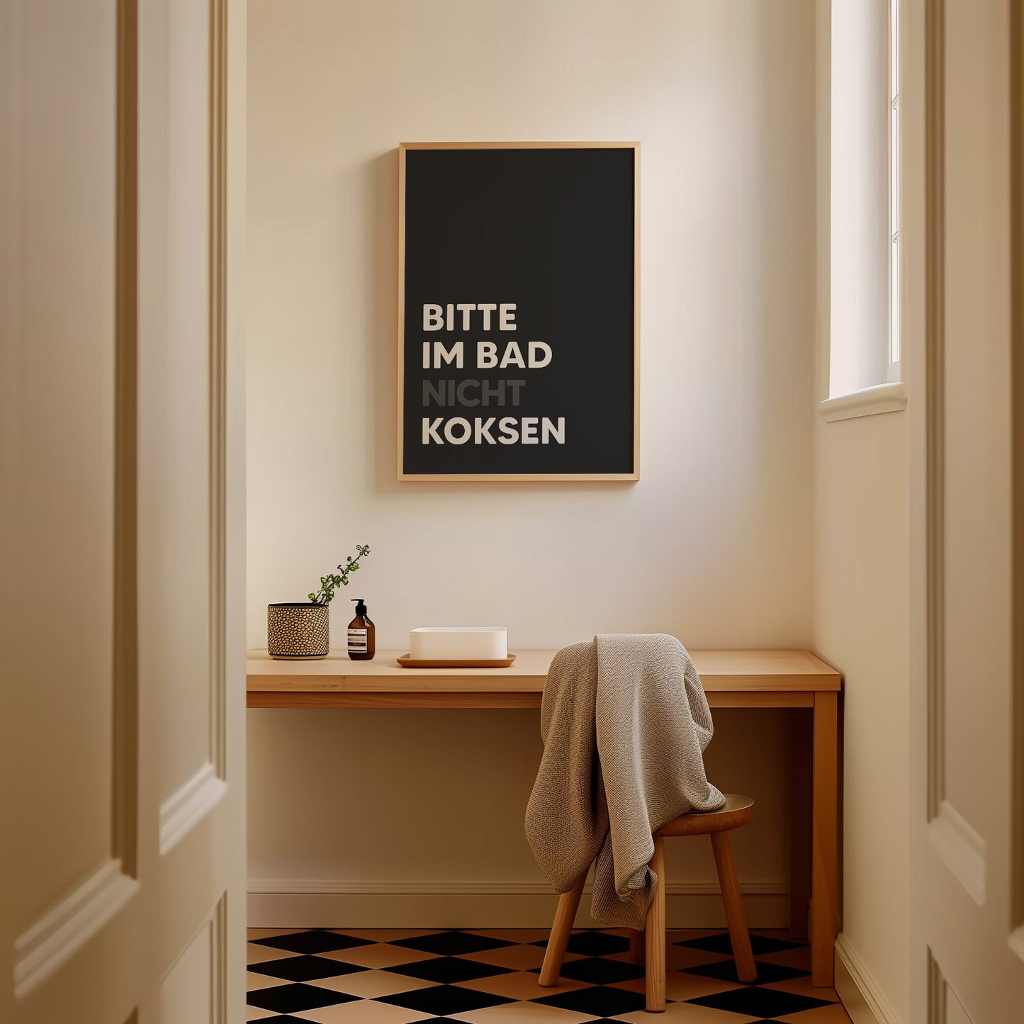 Minimalistisches, modernes Badezimmer Poster mit ironischem Text, gerahmt über Schminktisch