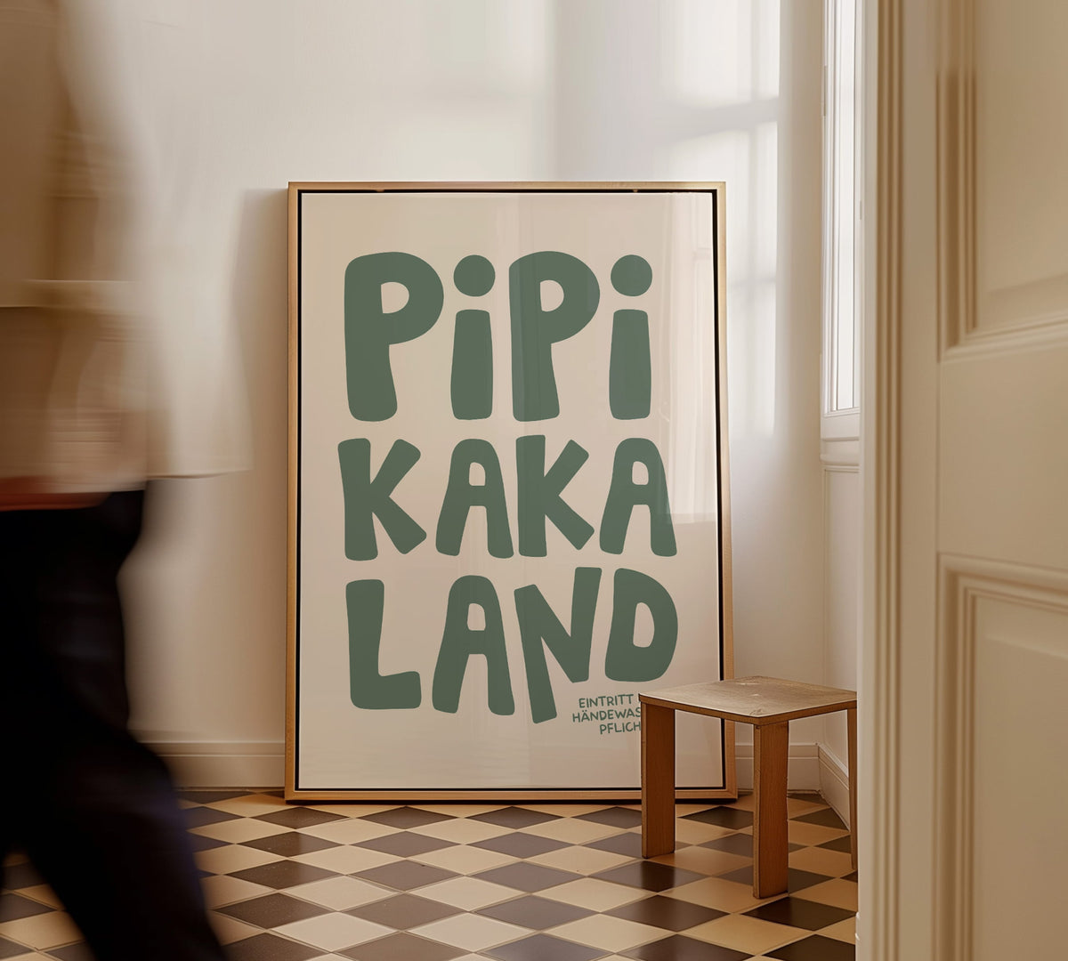 Lifestyle-Foto: Das salbeigrüne „Pipi Kaka Land“ Poster gerahmt in einem skandinavisch eingerichteten, modernen Badezimmer.