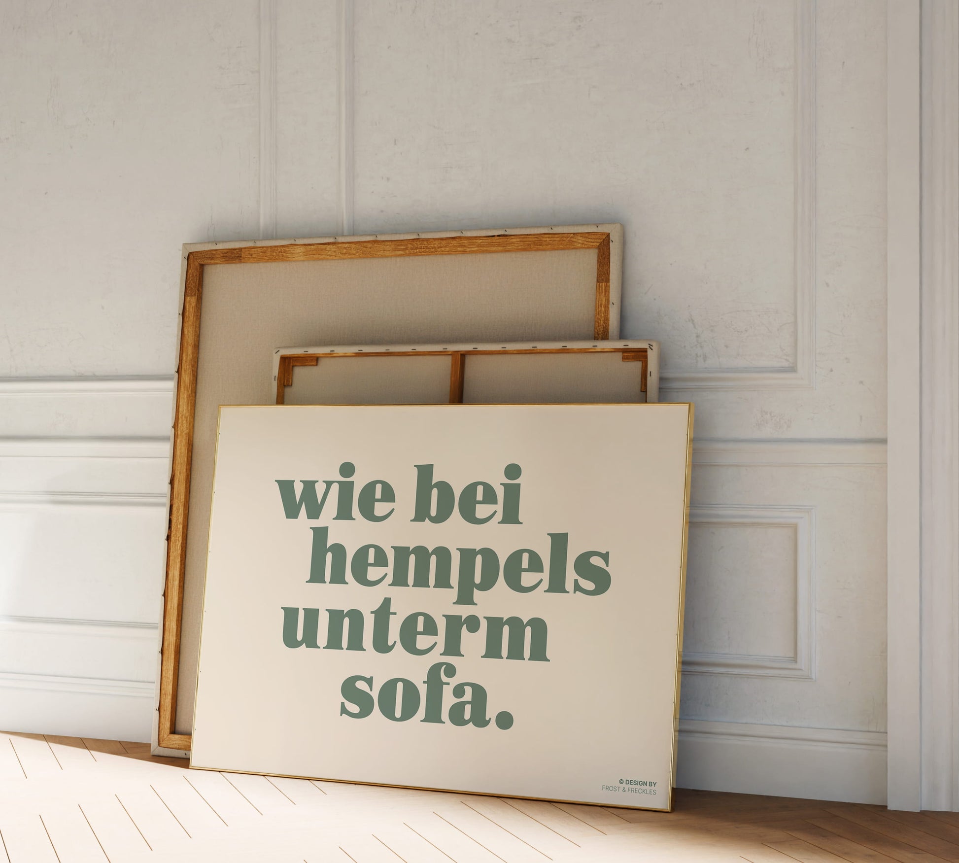 Frost and Freckles Kunstdruck mit bekannter deutscher Redewendung "Wie bei Hempels unterm Sofa" als moderne Wanddekoration für den Eingangsbereich.