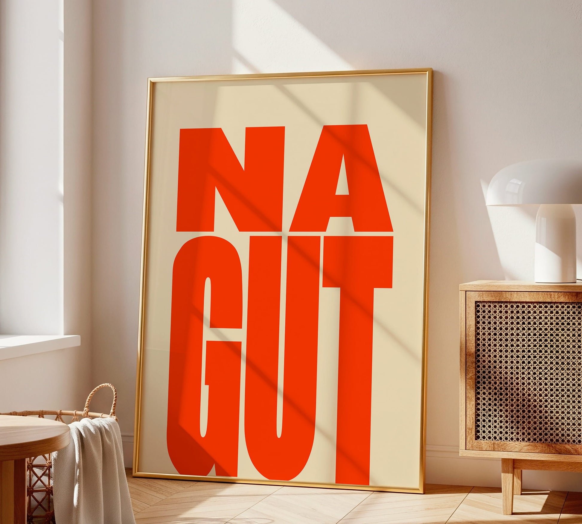 Ein gerahmtes NA GUT Poster in einem goldenen Bilderrahmen, perfekt für minimalistisches Interior Design.