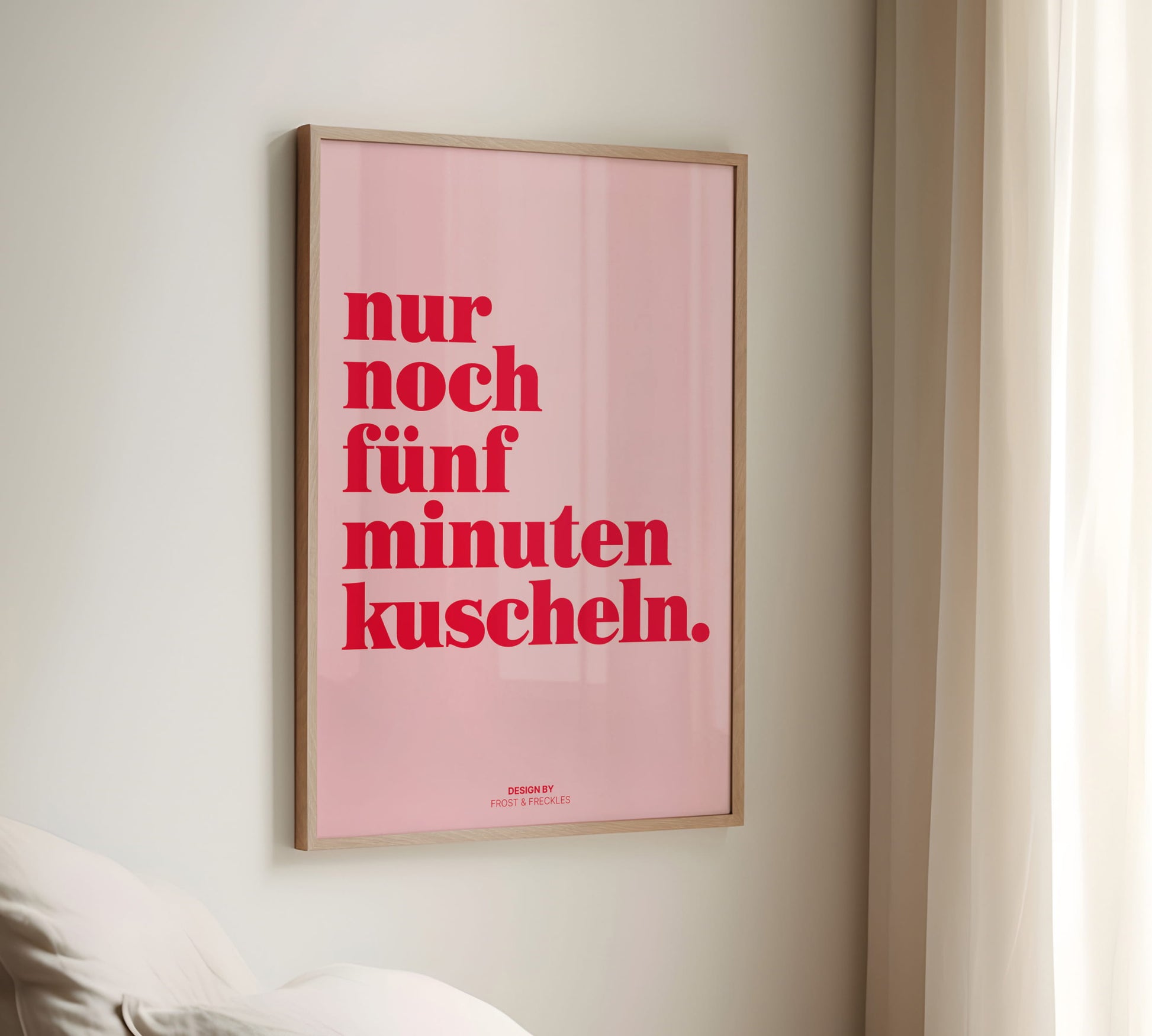 Schlafzimmer-Wandbild mit lustigem Kuscheln Spruch über dem Bett hängend in einem hellen, modernen Raum.