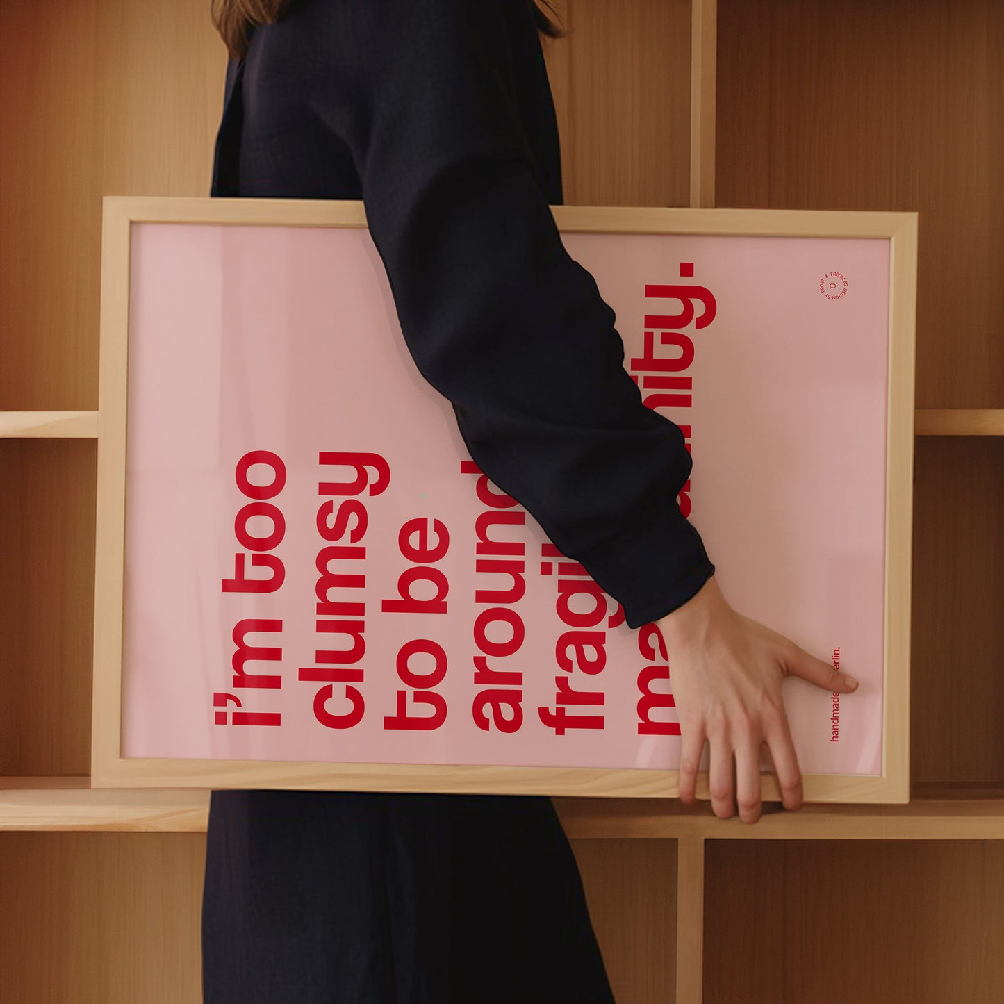 Detailansicht der leuchtend roten Typografie "I'm Too Clumsy To Be Around Fragile Masculinity"