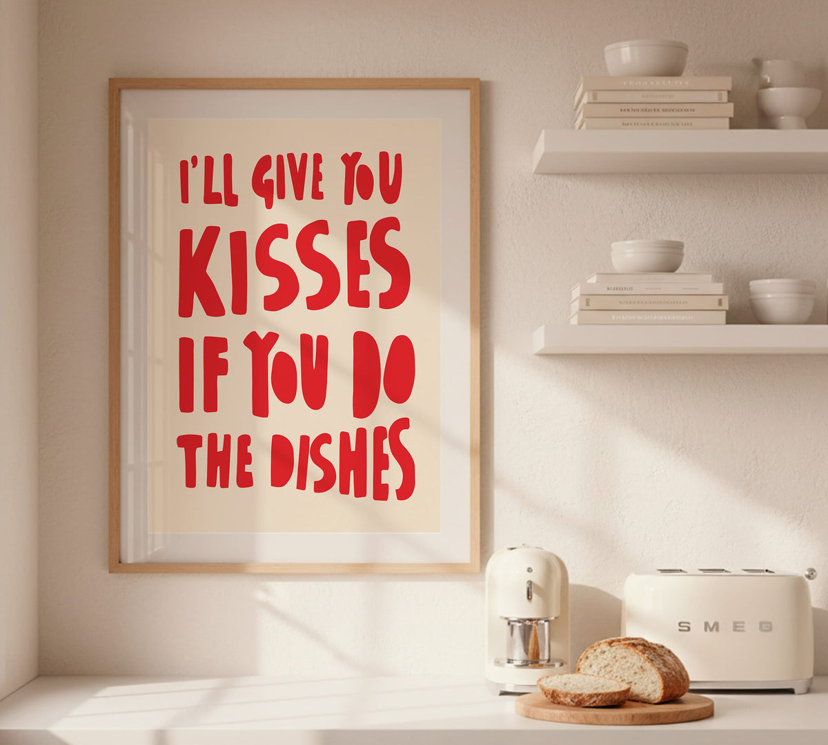 Einrichtungsbeispiel: Das Küchen-Wandbild "Kisses If You Do The Dishes" kombiniert mit Kaffeemaschine, Kochbüchern und Toaster über der Arbeitsplatte.