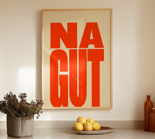 Minimalistisches Poster mit dem Schriftzug "Na Gut" in großen, roten Buchstaben auf beige-farbenem Hintergrund.