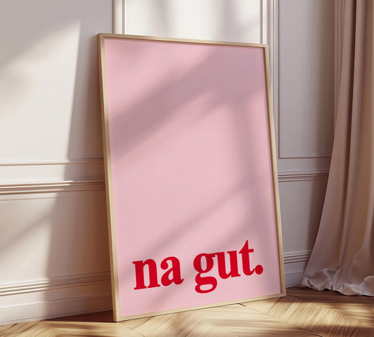 Gerahmtes Schlafzimmerbild mit "Na Gut" Slogan.