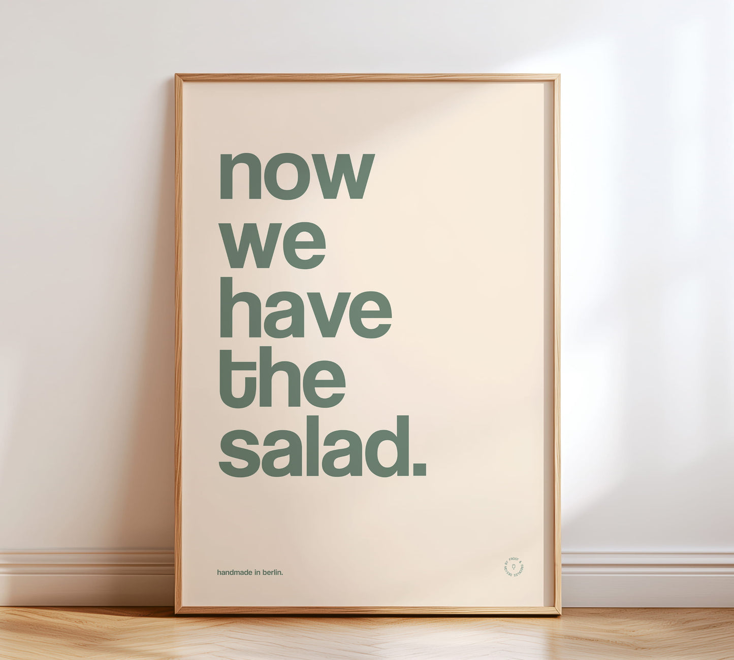 Minimalistisches Typografie Poster für Küche oder WG mit dem Spruch "Now we have the salad"