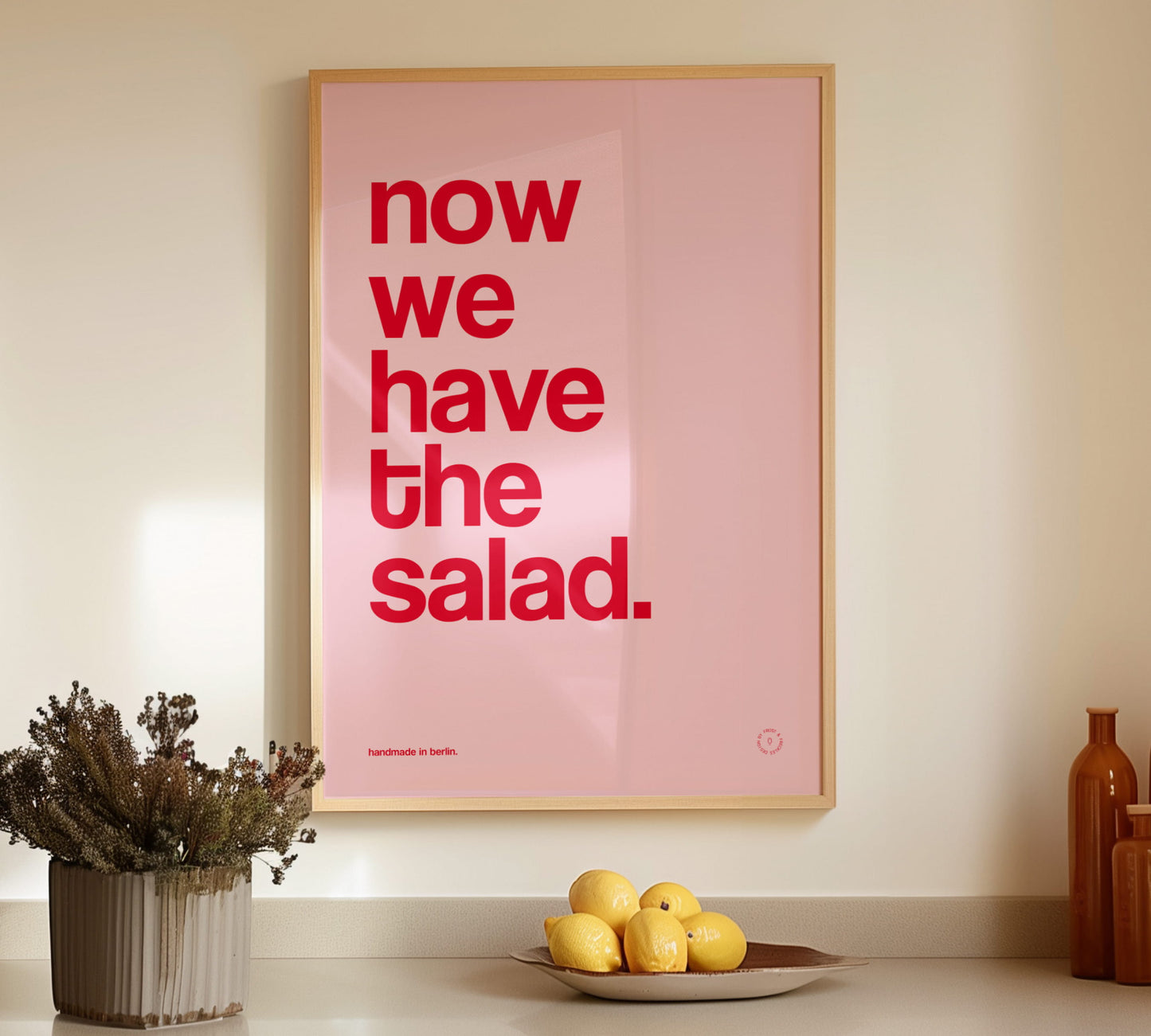 Witziges gerahmtes Küchenposter mit dem Spruch "Now We Have The Salad" in Pink Rot