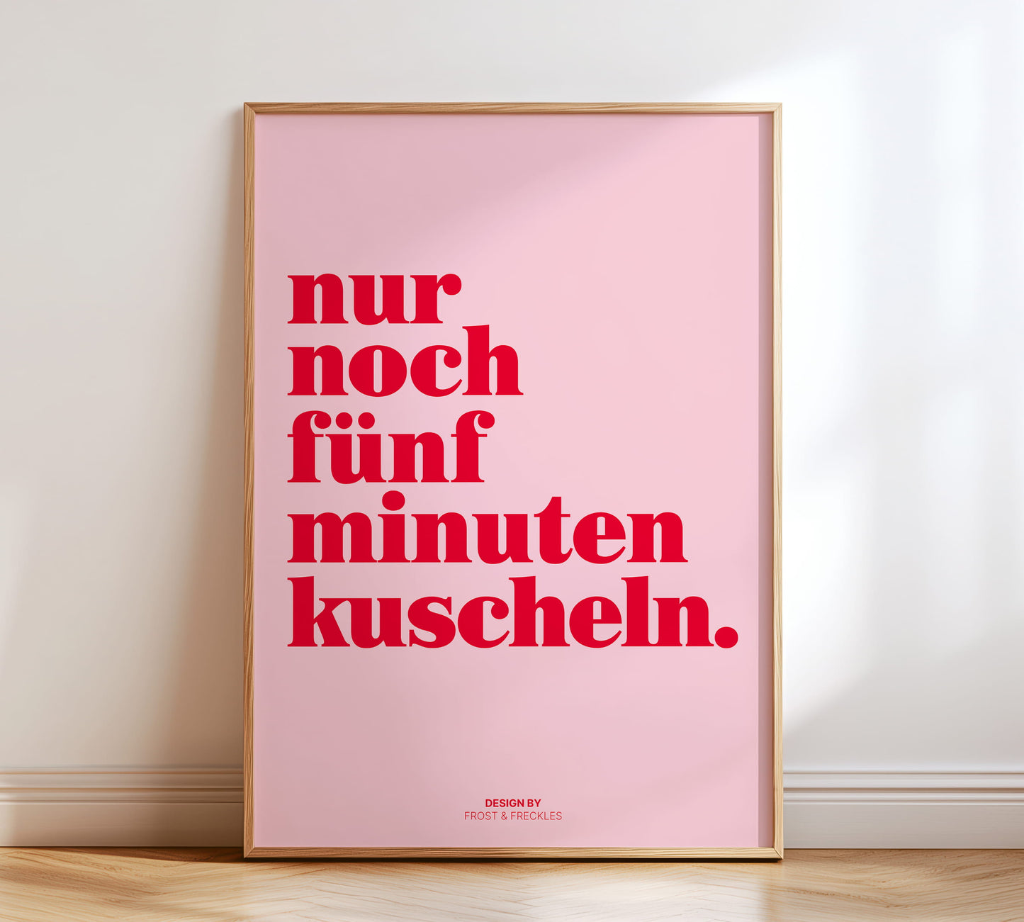 Minimalistisches Typografie-Poster mit dem Text „Nur noch 5 Minuten kuscheln“ in roter Schrift auf pinkem Grund.