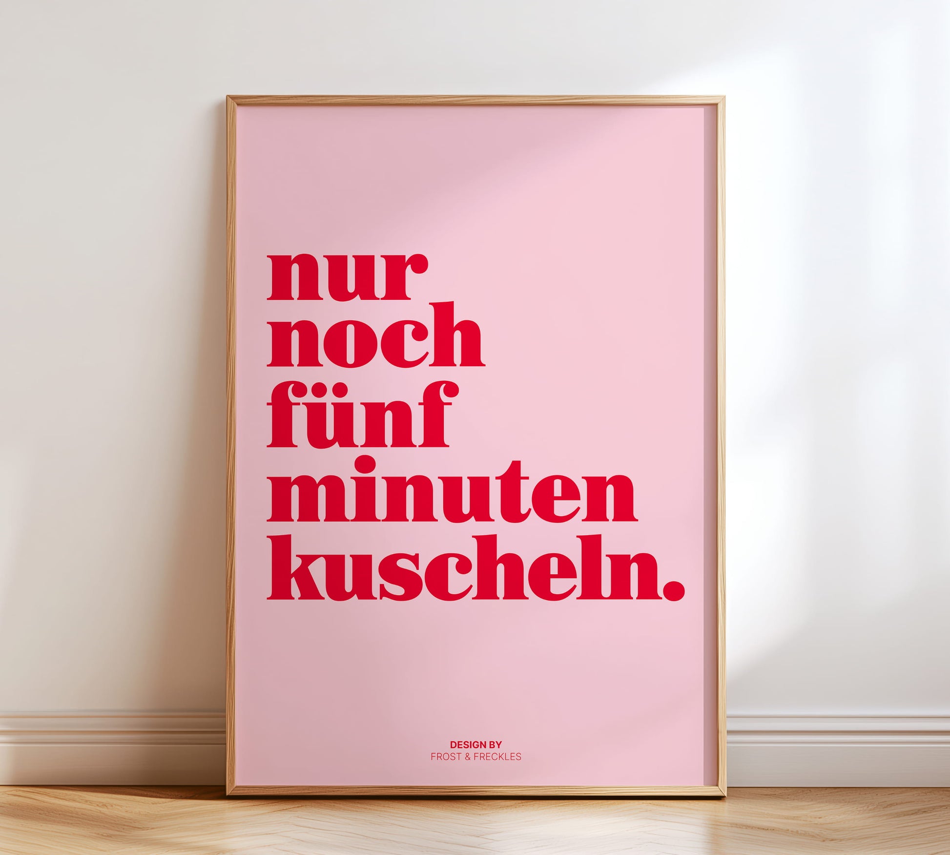 Minimalistisches Typografie-Poster mit dem Text „Nur noch 5 Minuten kuscheln“ in roter Schrift auf pinkem Grund.