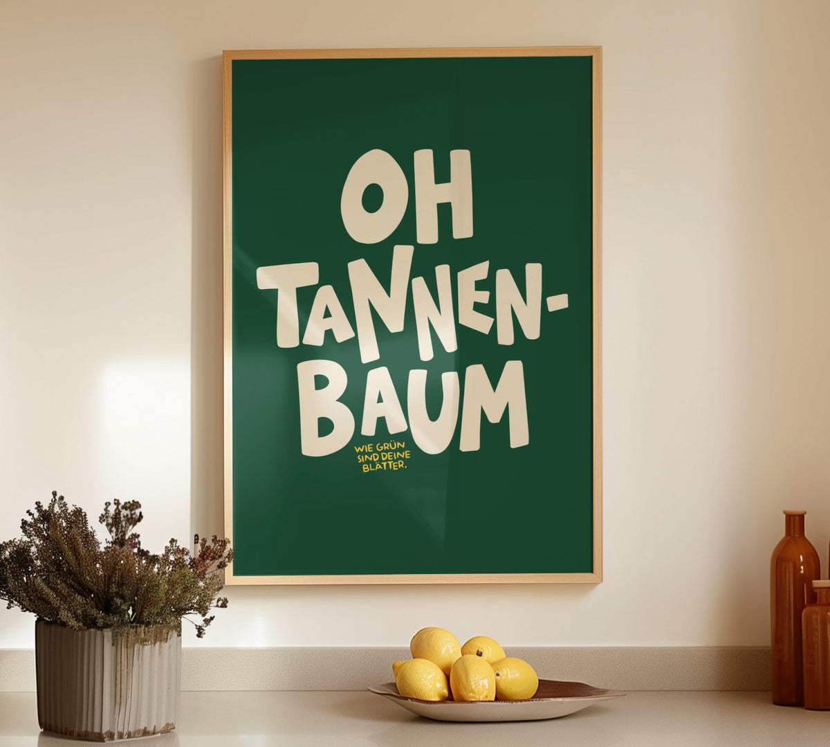 Minimalistisches Typografie-Poster mit dem Schriftzug „Oh Tannenbaum“ in moderner Schrift auf festlichem Hintergrund.
