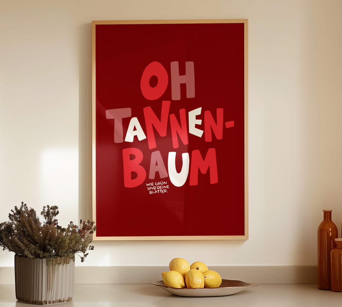 Minimalistisches Typografie-Poster mit dem Schriftzug „Oh Tannenbaum“ in rot rosa Schrift auf festlichem Hintergrund.
