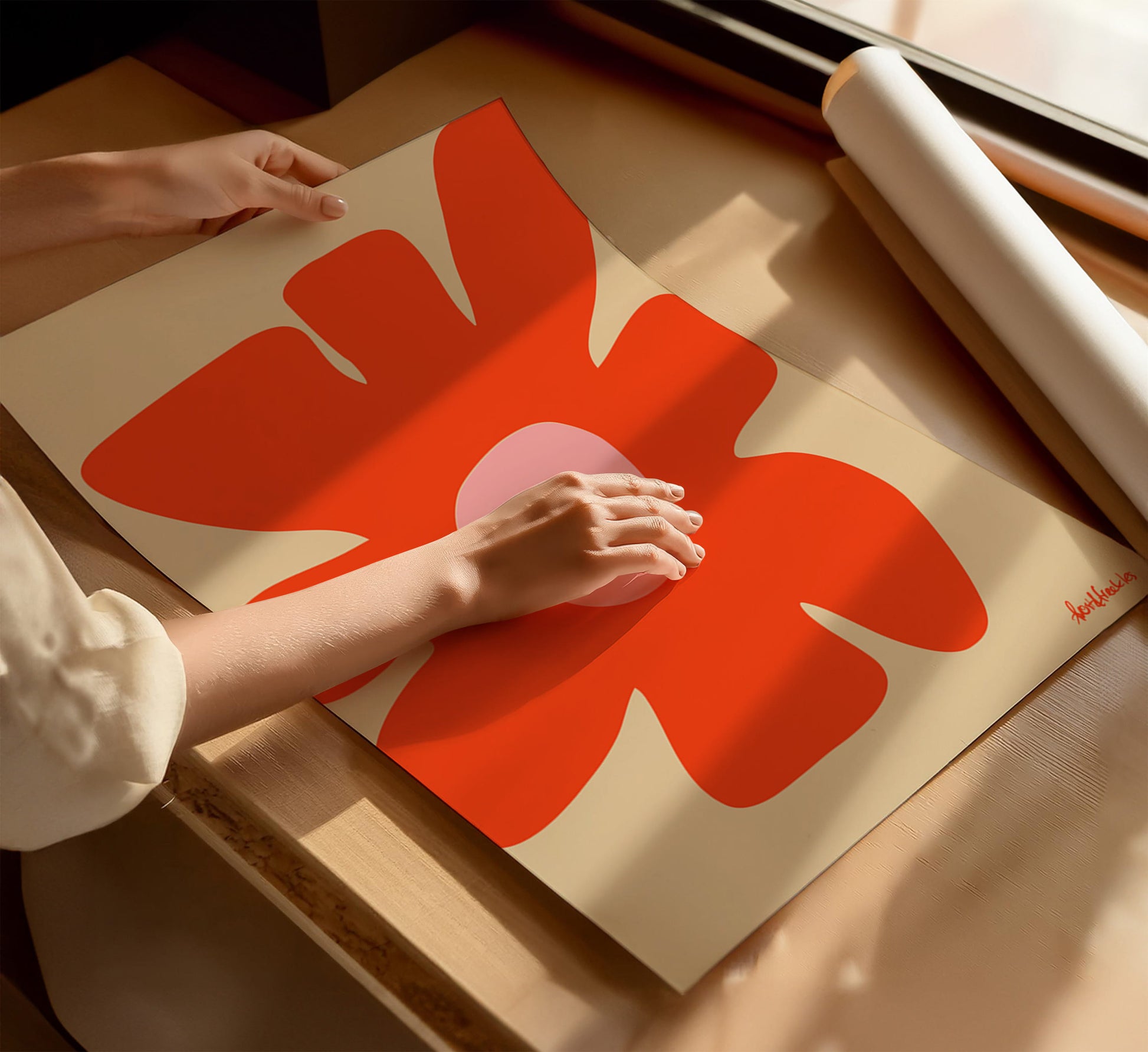 Minimalistische Wandkunst mit farbenfroher Blume