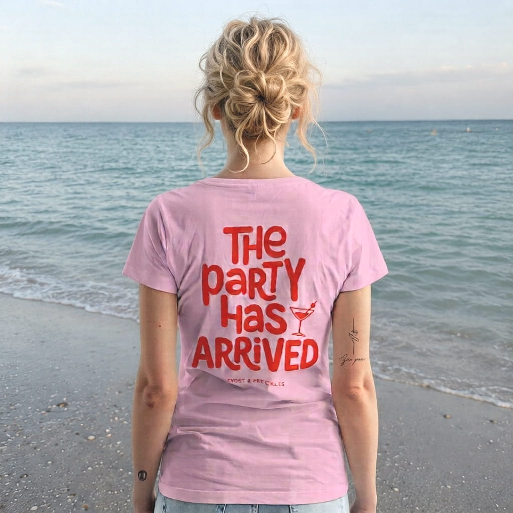 Rückansicht des oversized Pink T-Shirts von Frost & Freckles mit Martini-Glas-Grafik, perfekt für Fans der Netflix-Serie Kaulitz & Kaulitz.