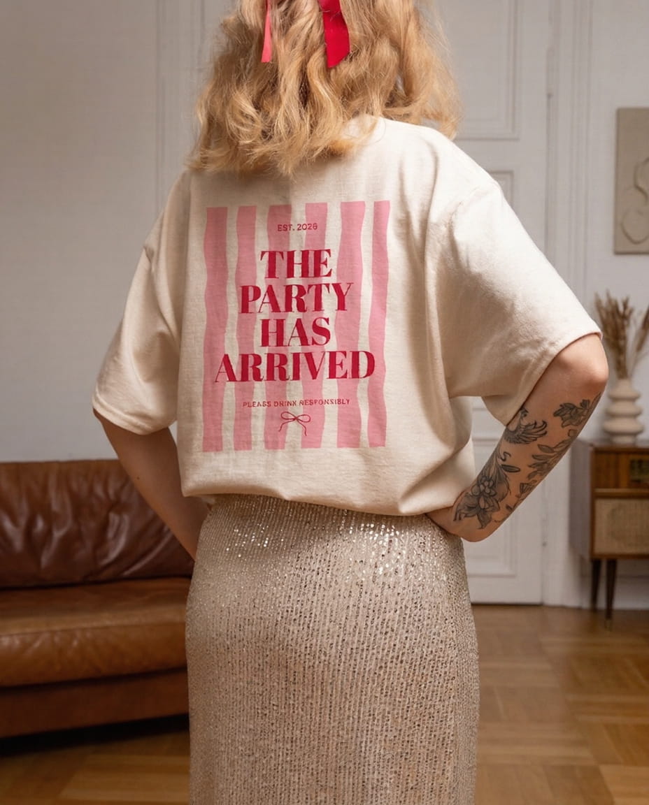 Rückansicht des oversized Sand T-Shirts von Frost & Freckles mit The Party Has Arrived Striped Aufdruck, perfekt für Fans der Netflix-Serie Kaulitz & Kaulitz.