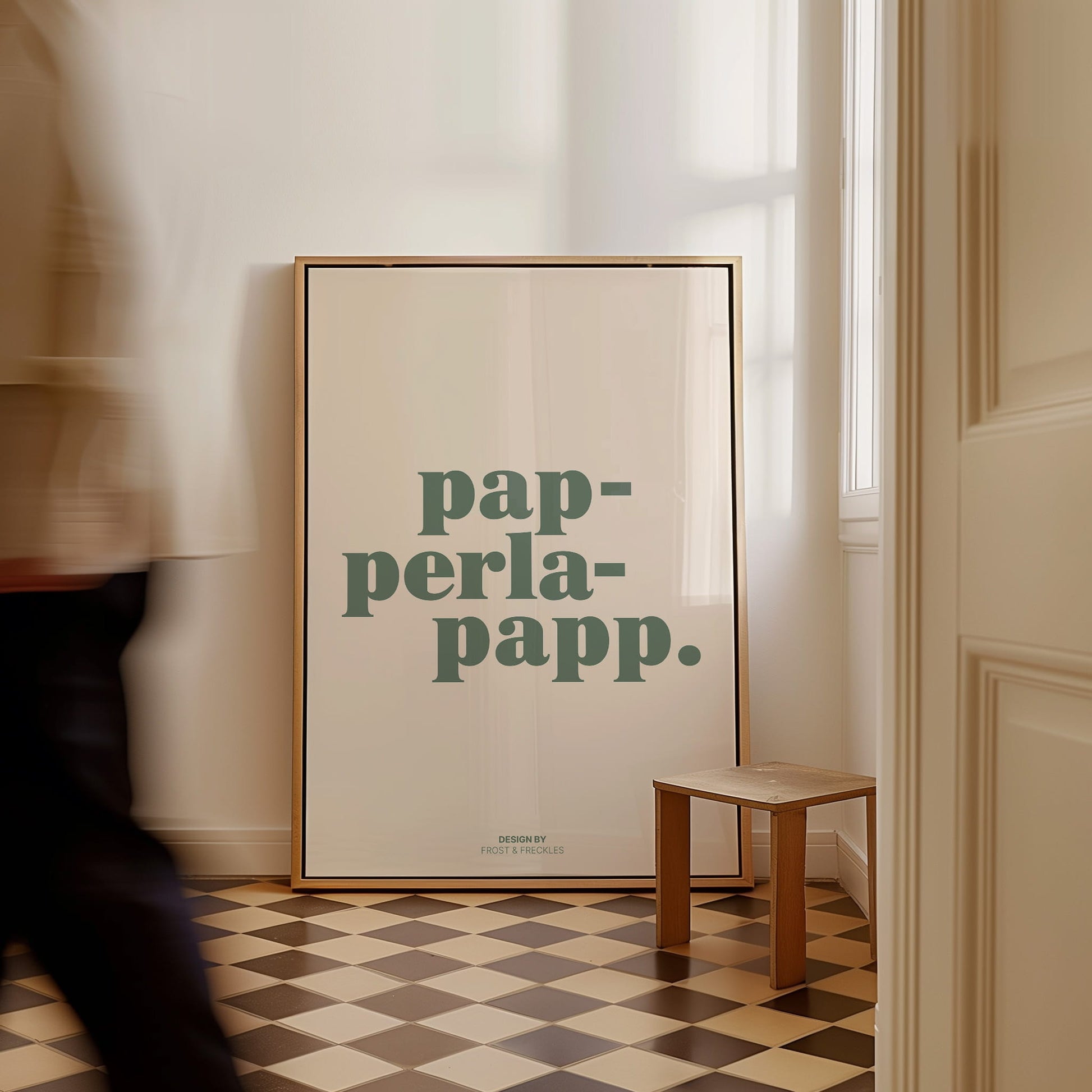 Minimalistisches Papperlapapp Poster als moderne Wandkunst mit Text, gerahmt an Küchenwand