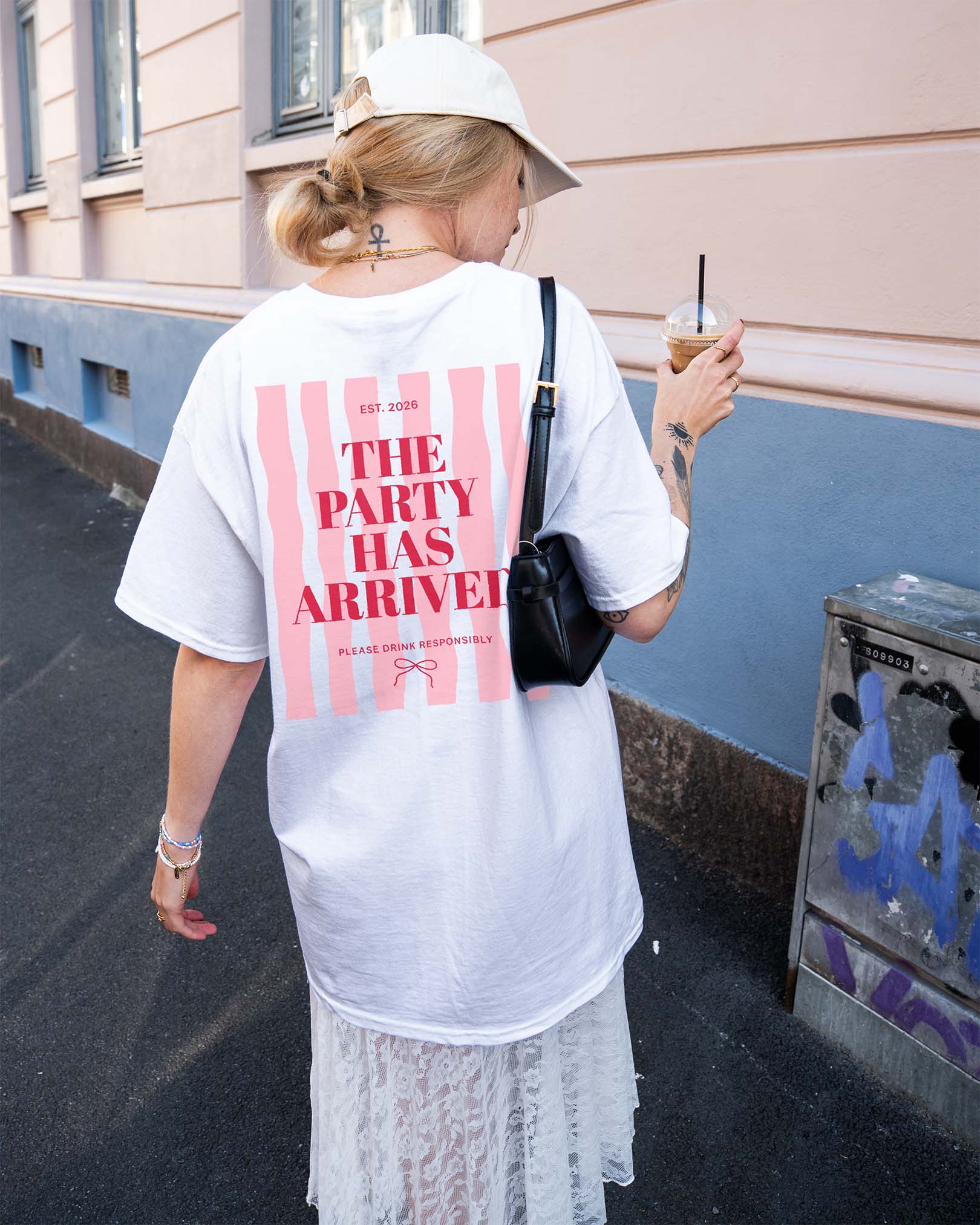 Sommerliches weißes The Party Has Arrived Shirt kombiniert mit Dad Hat und Boho Rock.