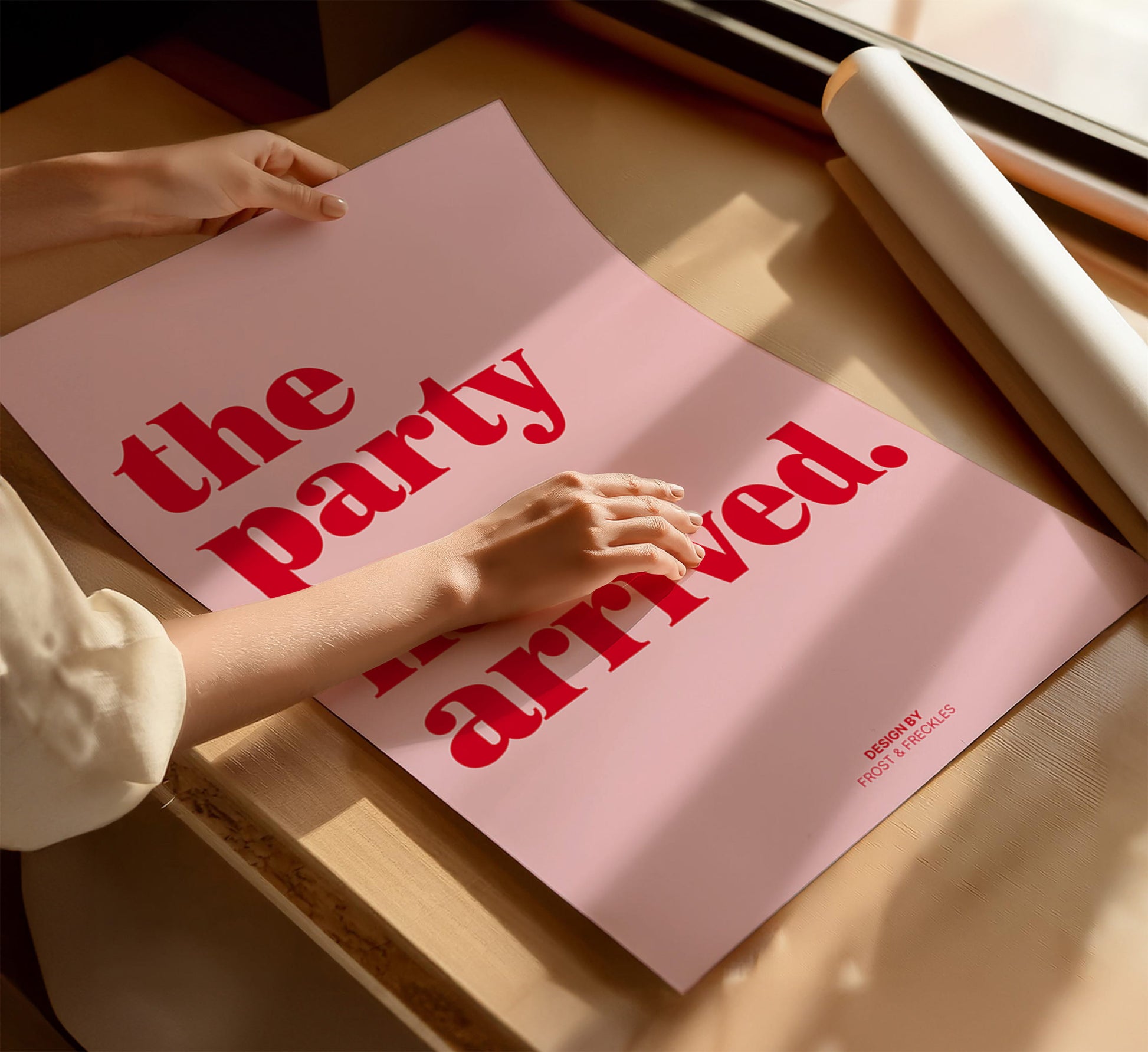 Lifestyle-Foto: Das farbenfrohe the party has arrived Poster gerahmt in einem hellen, lichtdurchfluteten Raum.