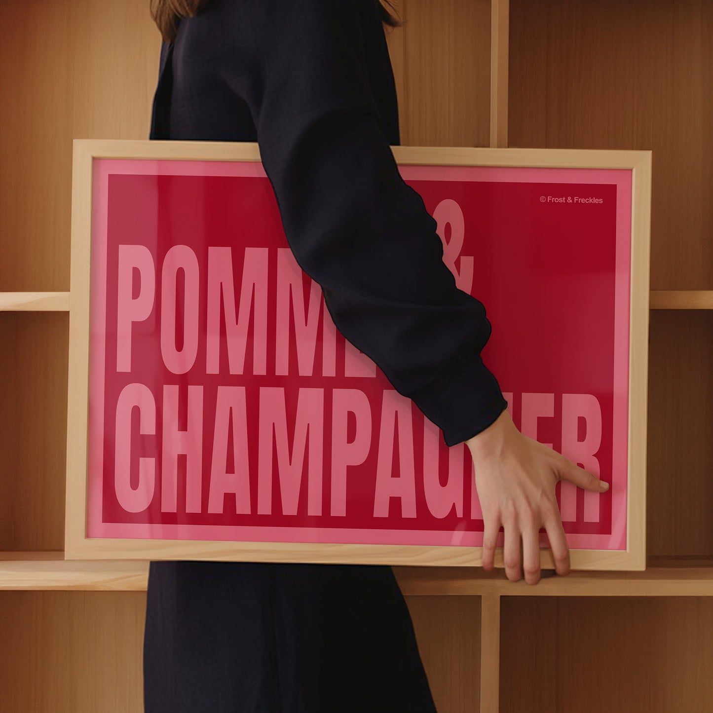 Modernes Statement Poster mit ironischem Food-Motiv, gerahmt von Hipster Frau unter dem Arm getragen.