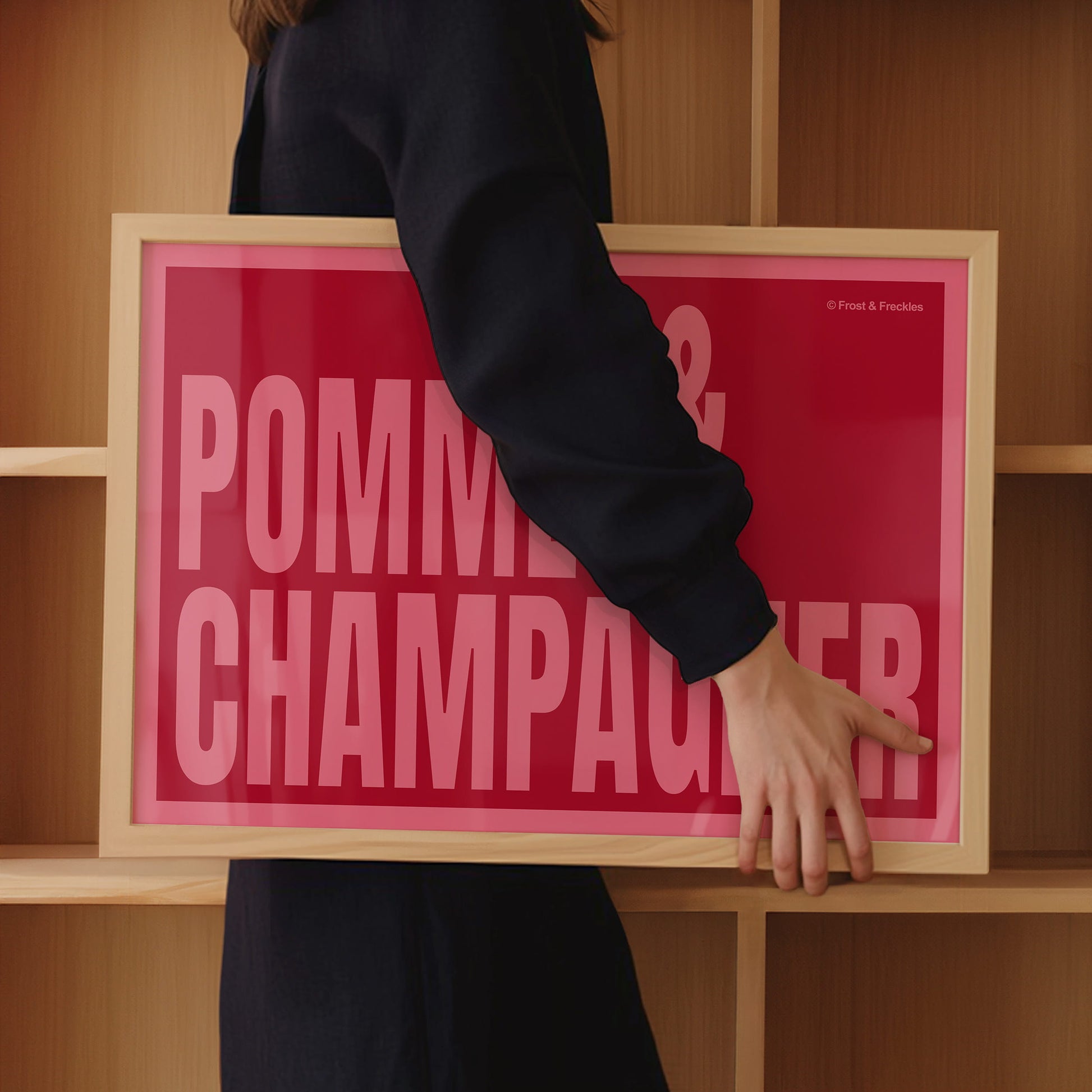 Modernes Statement Poster mit ironischem Food-Motiv, gerahmt von Hipster Frau unter dem Arm getragen.