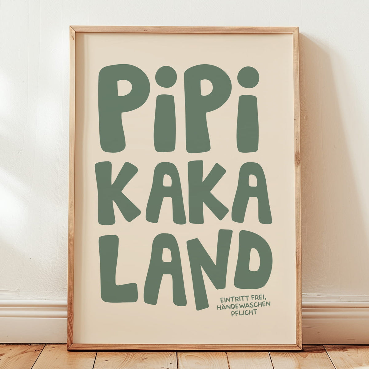 Minimalistisches Typografie-Poster mit dem Schriftzug „Pipi Kaka Land“ in sanftem Salbeigrün für das Badezimmer und WC.