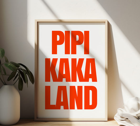 Gerahmtes Typografie Poster "Pipi Kaka Land" mit orangener Schrift in minimalistischem Design