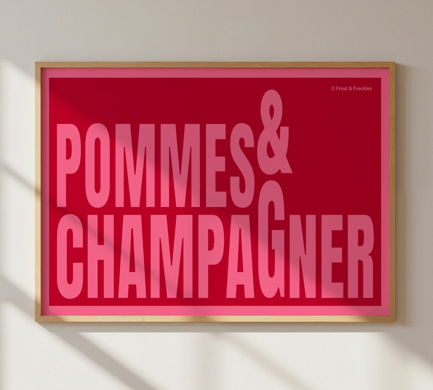 Gerahmtes Typografie Poster „Pommes & Champagner“ in kräftigem Pink und Rot
