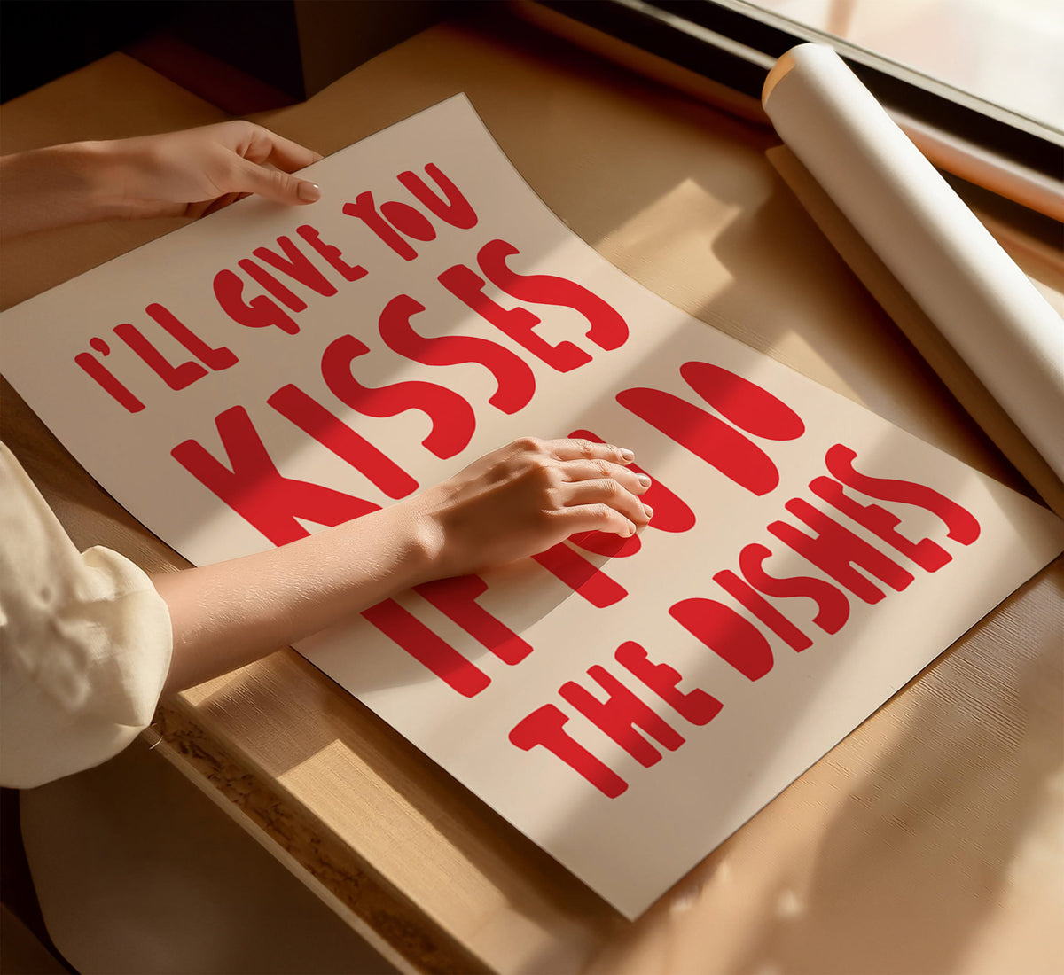 Detailansicht der leuchtend roten Schrift und der feinen Papiertextur des modernen Kisses if you do the dishes Prints.